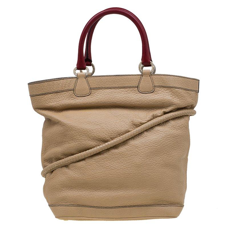 This Reed Krakoff Boxer satchel is crafted from rosewood pink leather and features belt detailing at the front. It is equipped with dual rolled handles and a leather tag. The fabric lined interior has enough space to house all your daily