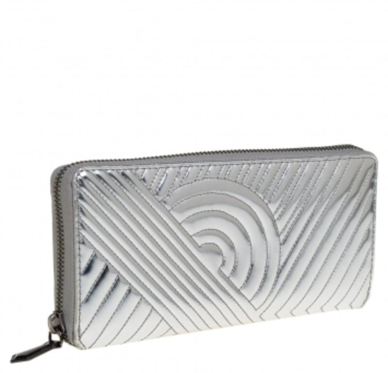Functional and stylish, Reed Krakoff's collections capture the effortless, nonchalant finesse of the modern woman. Crafted from leather in a silver hue, this chic wallet features a compartmentalized interior with a neatly stitched exterior. The