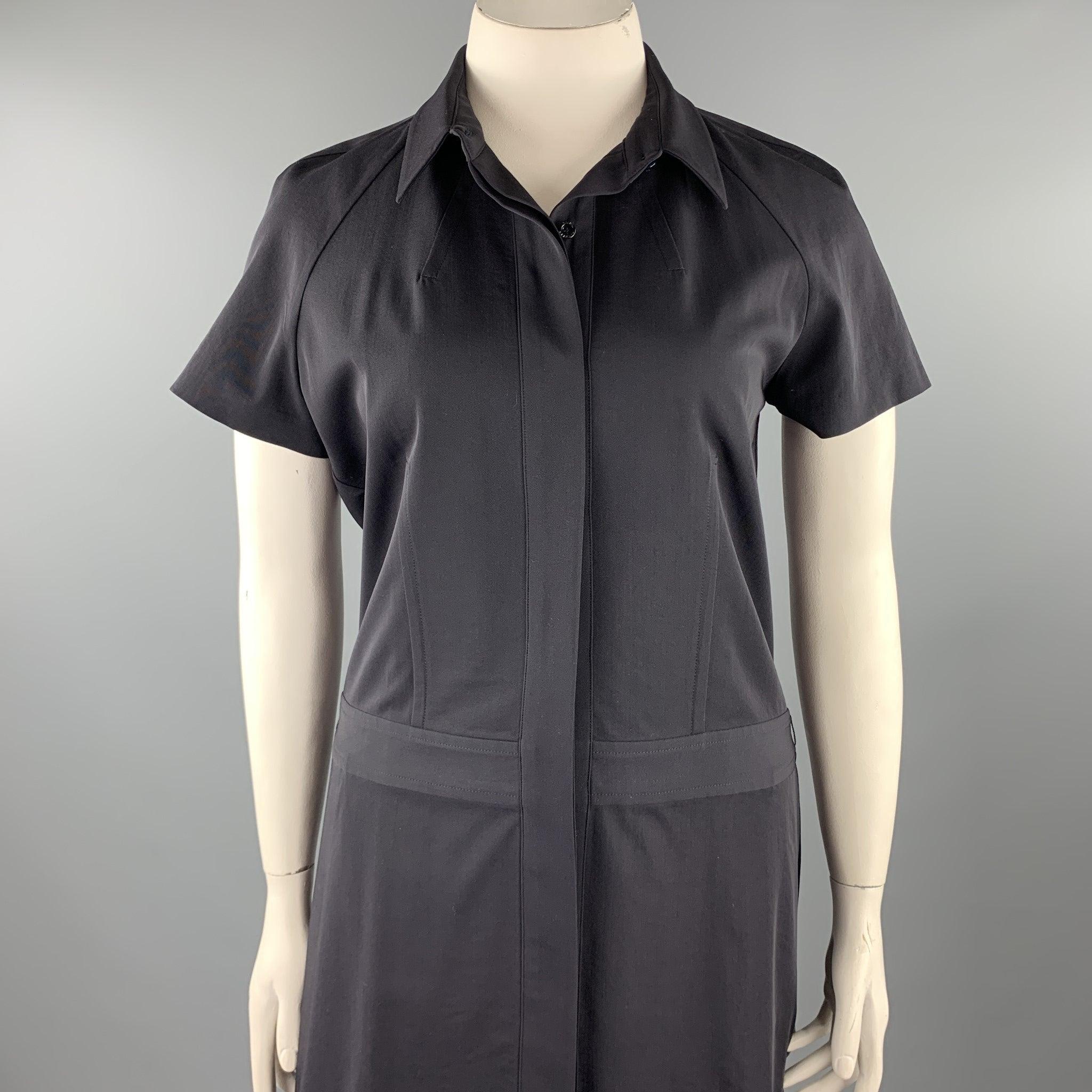 REED KRAKOFF shirt dress comes in a navy virgin wool featuring short sleeves, spread collar, slit pockets, and a hidden buttoned closure. Made in Italy.Excellent
Pre-Owned Condition. 

Marked:   12 

Measurements: 
 
Shoulder: 17 inches 
Bust: 40