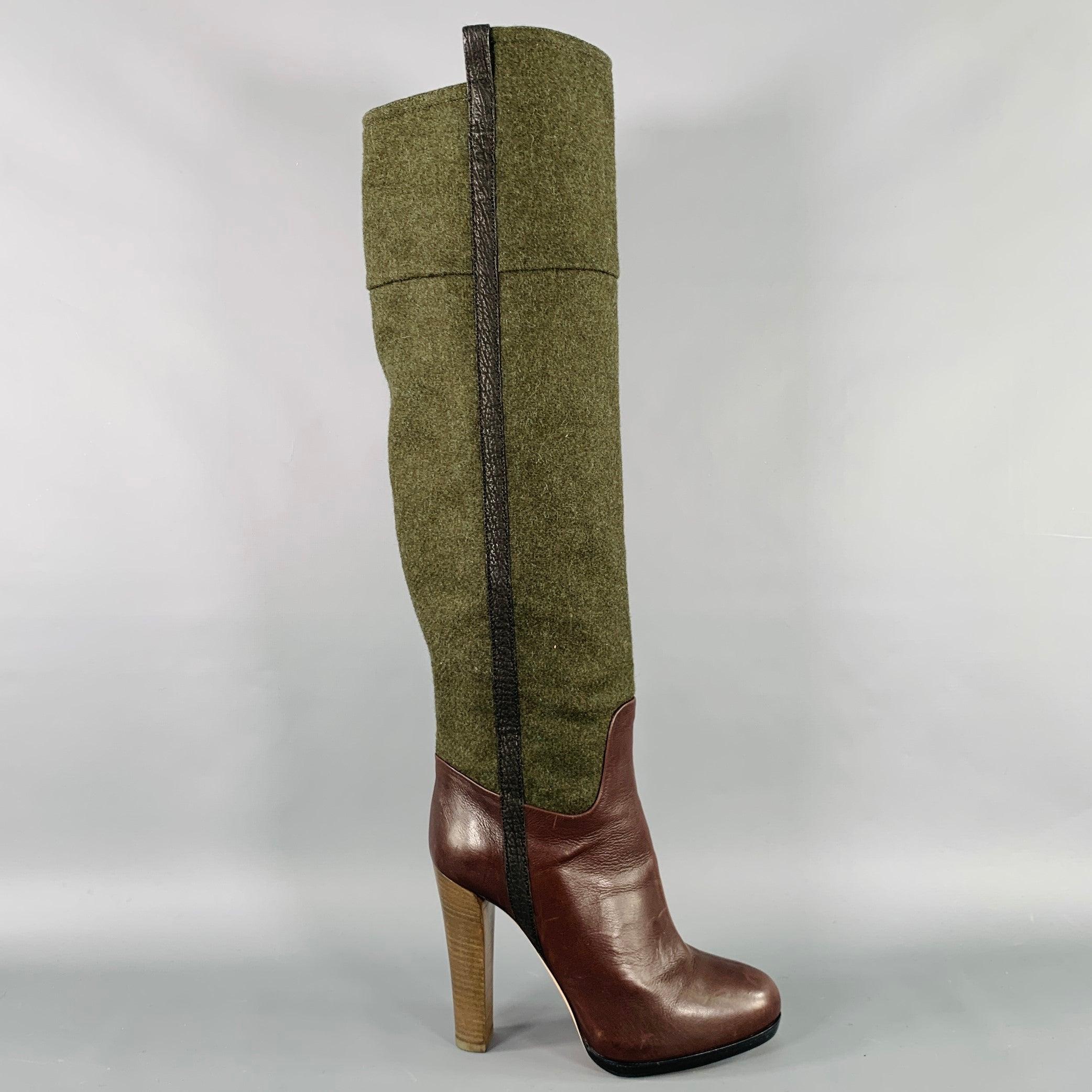 REED KRAKOFF Stiefel
aus braunem Leder und dunkelgrünem Filz, mit hohem Plateauabsatz, schwarzem Akzentstreifen und Anziehverschluss. Wird mit Staubbeutel geliefert. Made in Italy Ausgezeichneter gebrauchter Zustand. 

Markiert:   IT 36,5