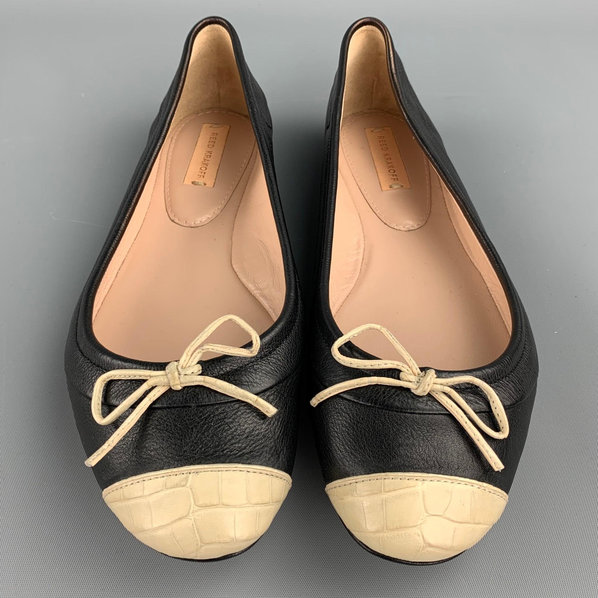 REED KRAKOFF flats comes in a black leather with a beige alligator tip trim featuring a cap toe and a front bow detail. Comes with box. Made in Italy.Very Good Pre-Owed Condition.
 

Marked:   EU 37.5 

Measurements: 
  
9.5 inches  x 3 inches 
  
 