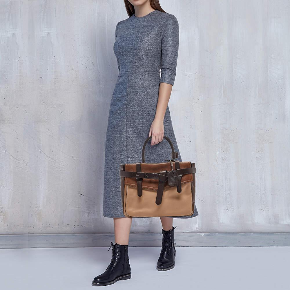 This alluring tote bag for women has been designed to assist you on any day. Convenient to carry and fashionably designed the tote is cut with skill and sewn into a great shape. It is well equipped to be a reliable accessory.