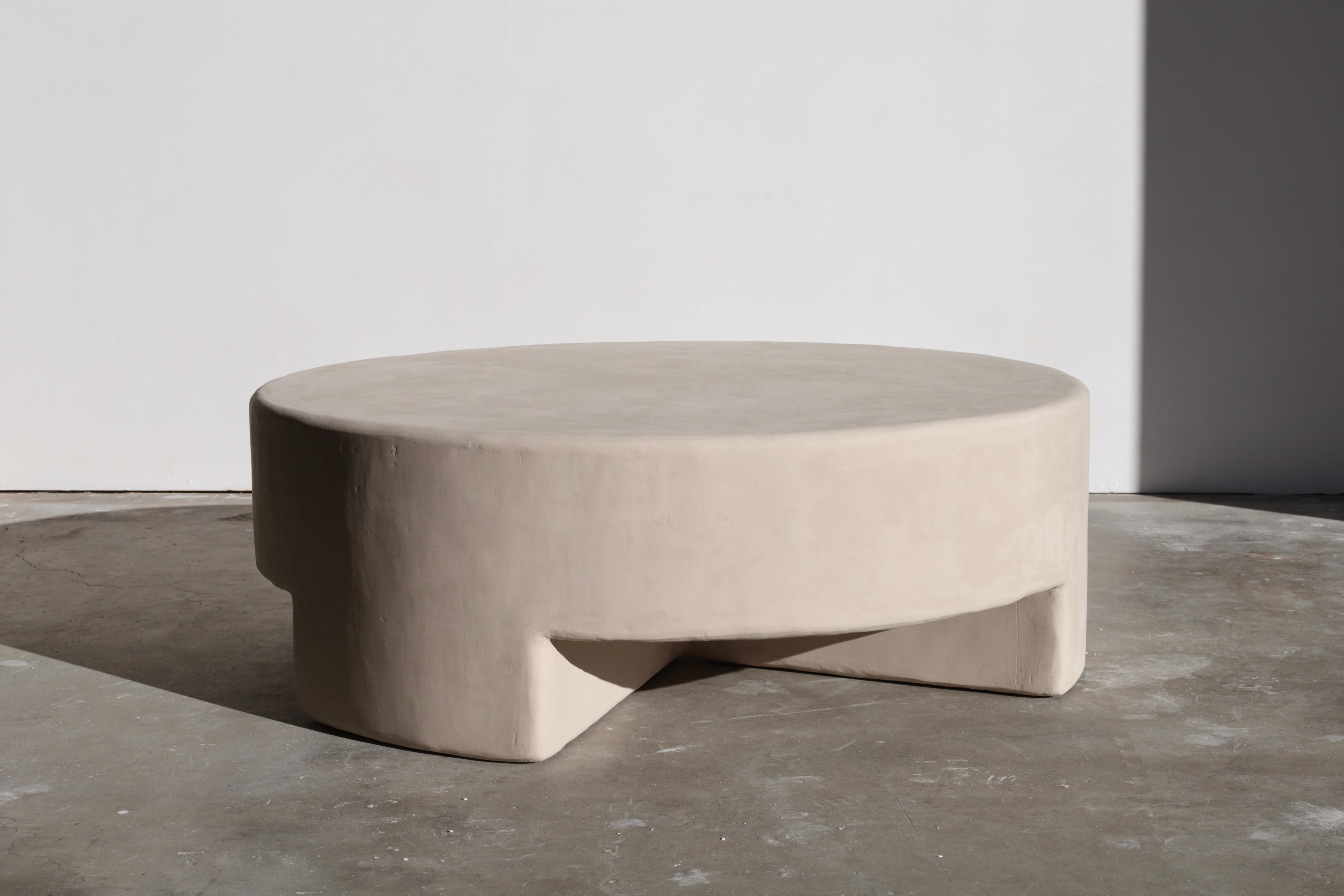 Minimaliste table basse ronde en plâtre reed en gobi par öken house studios en vente