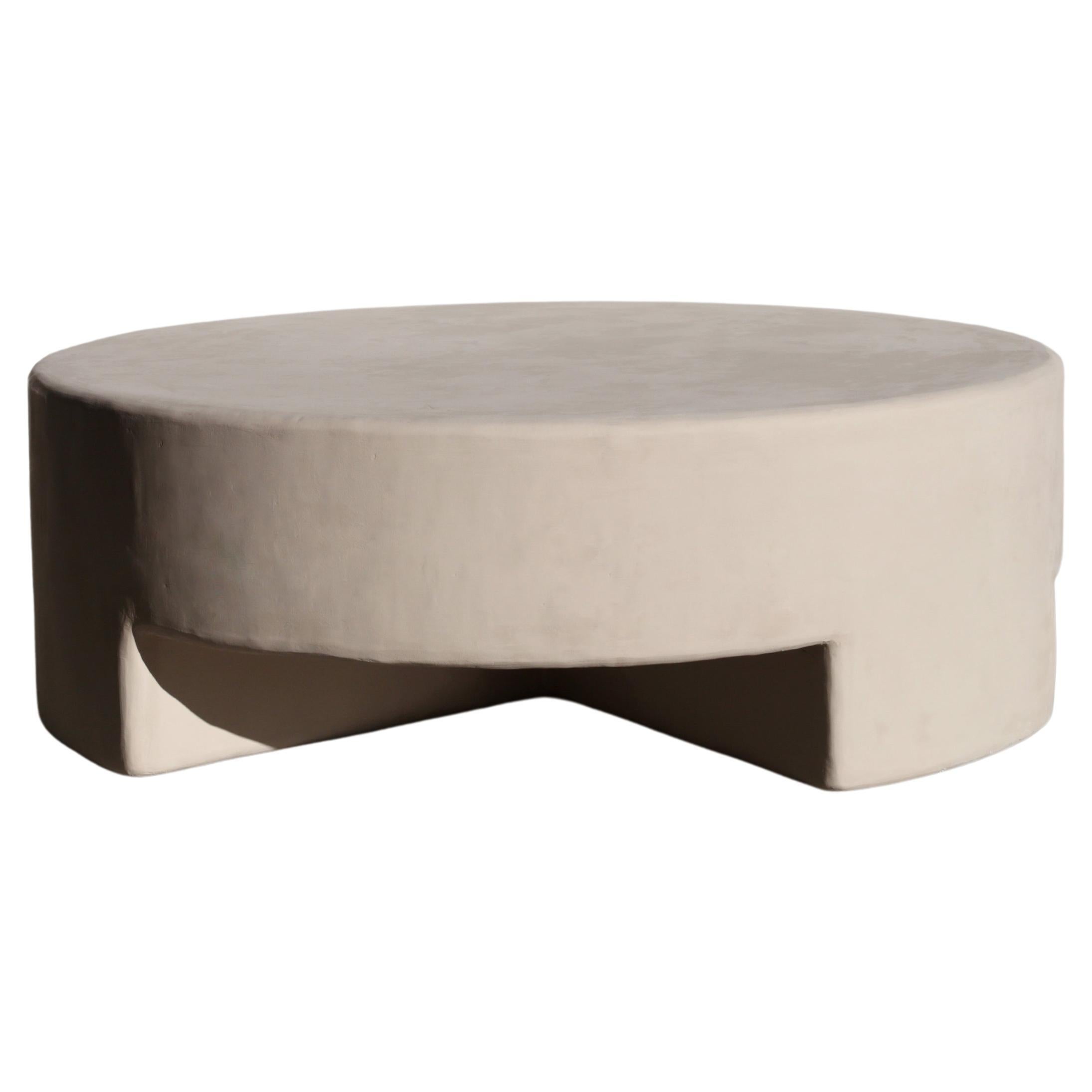 table basse ronde en plâtre reed en gobi par öken house studios en vente