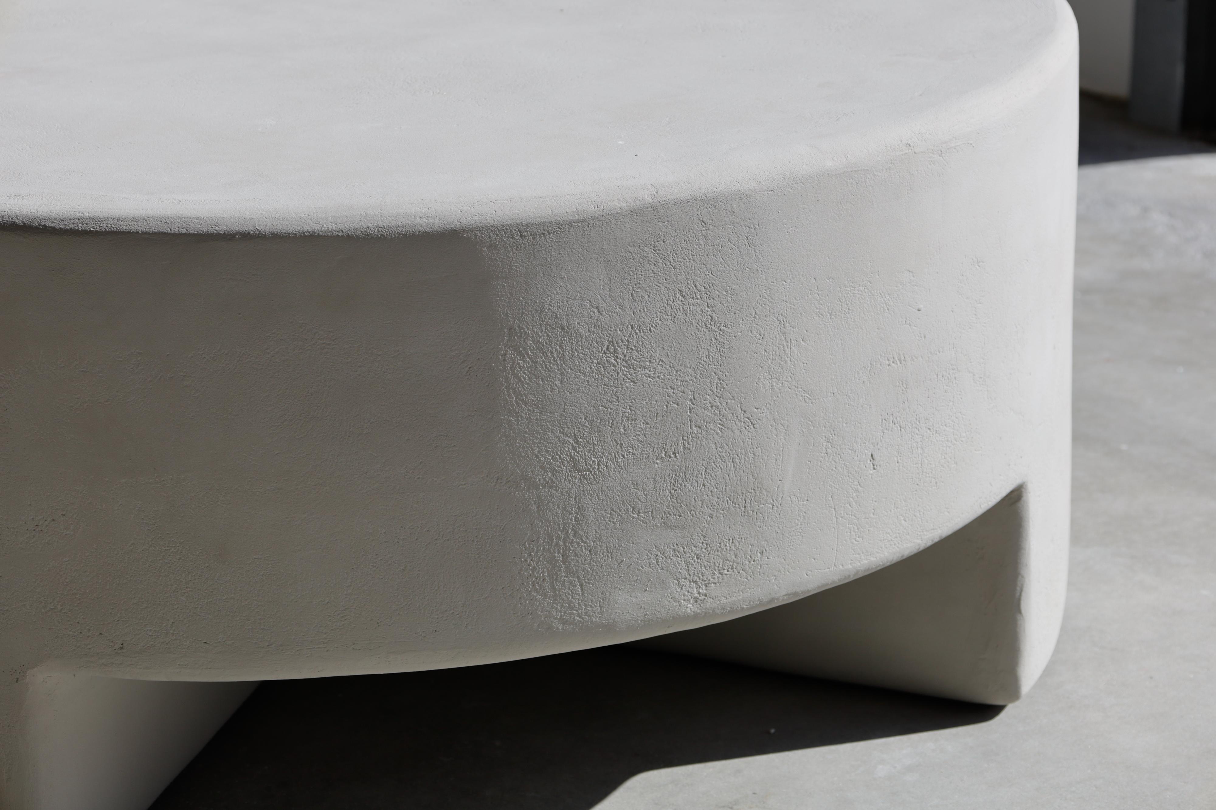 Minimaliste table basse ronde en plâtre reed en hydra par öken house studios en vente