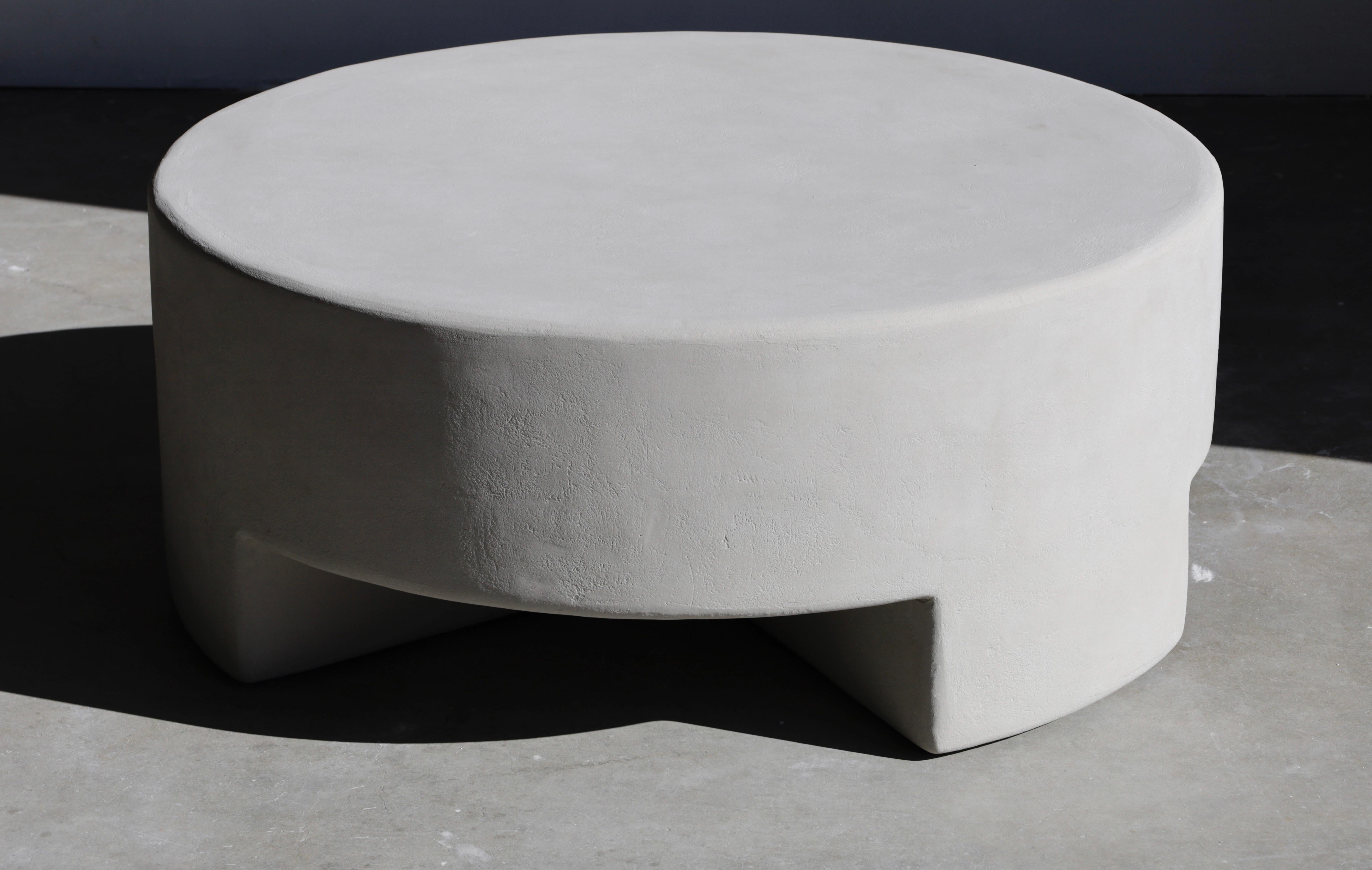 American reed round plaster coffee table in hydra by öken house studios For Sale