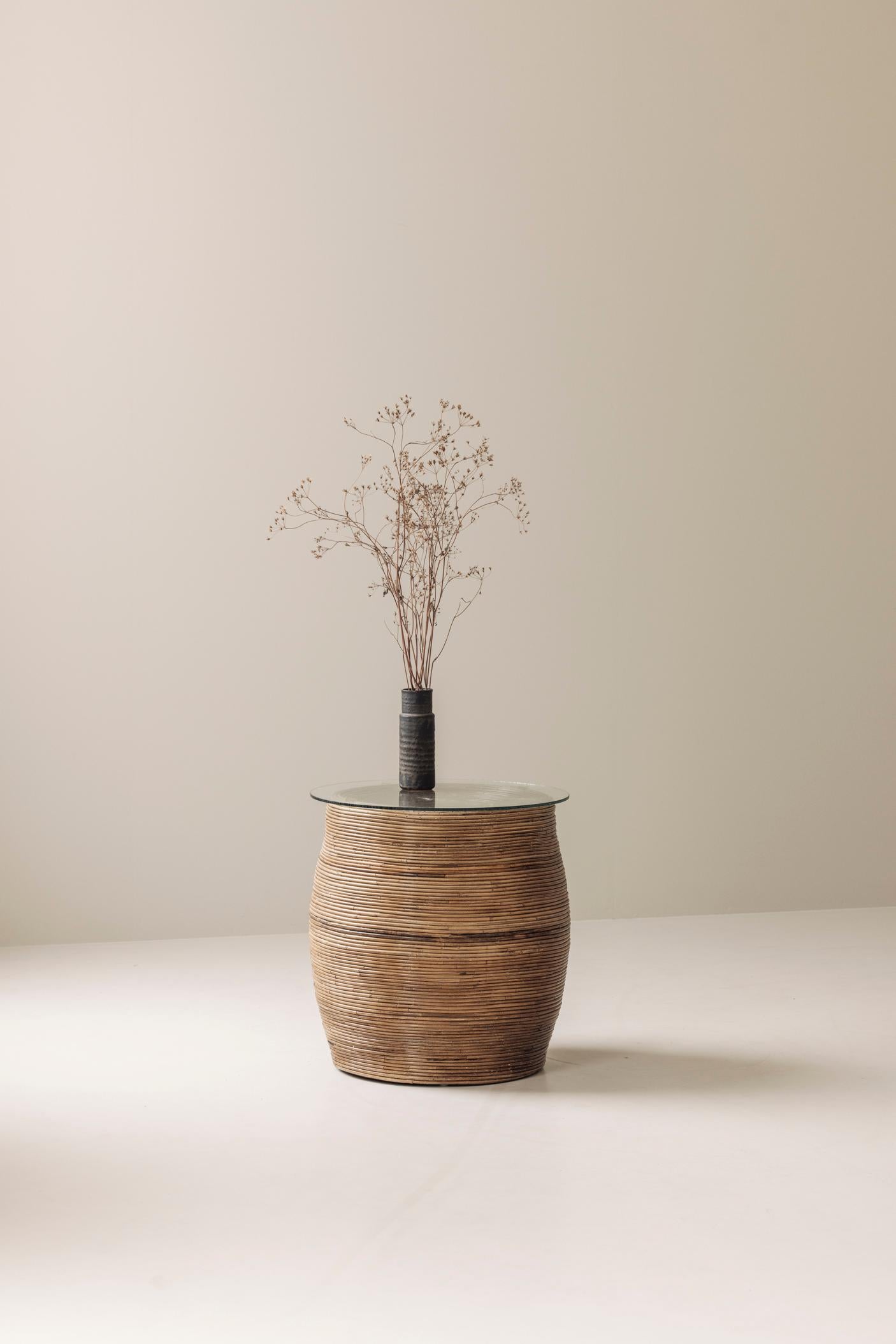 Une table d'appoint magnifiquement travaillée, attribuée à l'emblématique designer italienne Gabriella Crespi. Datant des années 1960, cette pièce sculpturale incarne l'élégance sans effort et le modernisme organique qui font la renommée de Crespi.