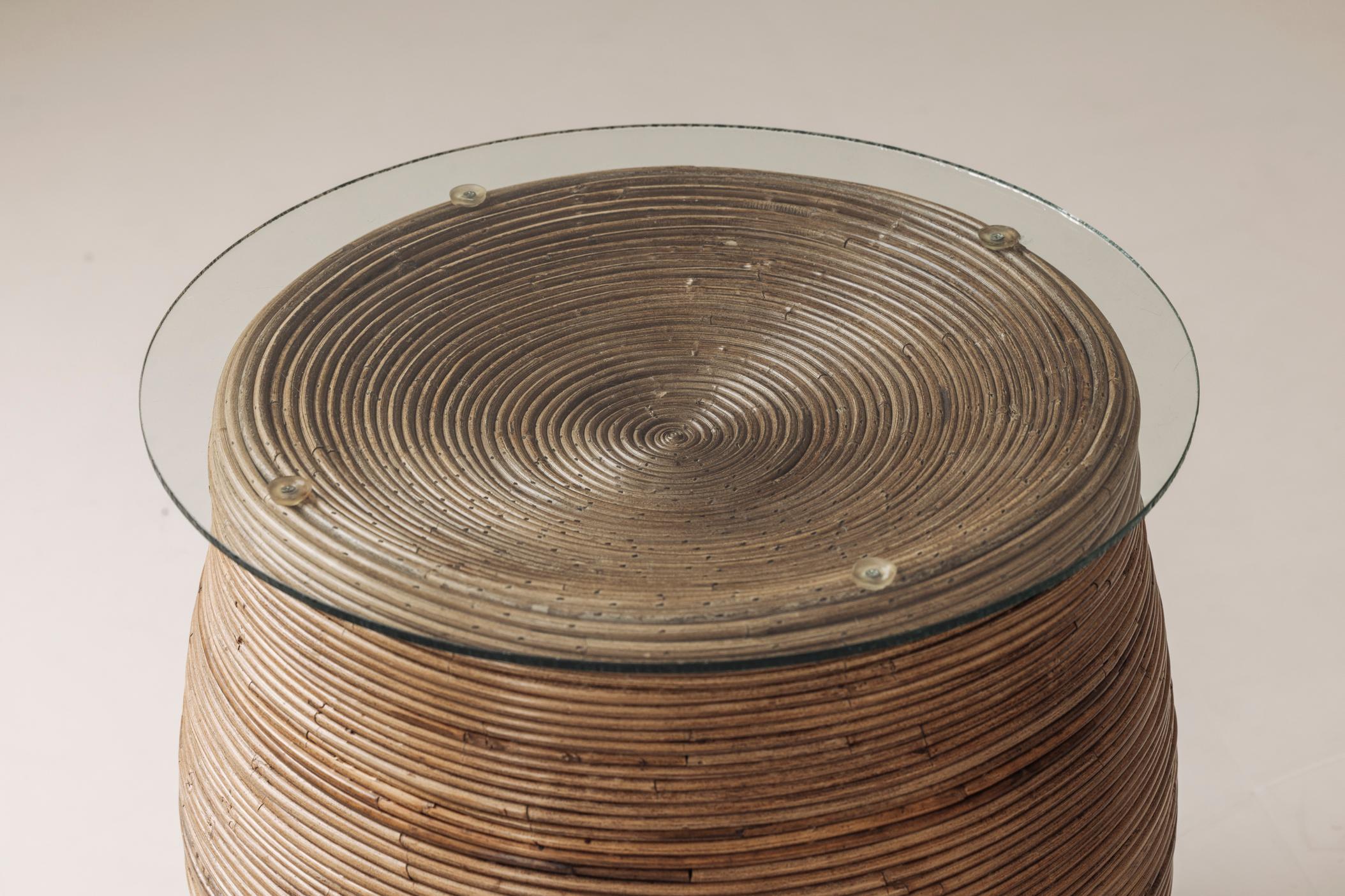 Milieu du XXe siècle Table d'appoint en roseau avec plateau en verre attribuée à Gabriella Crespi, Italie années 1960 en vente