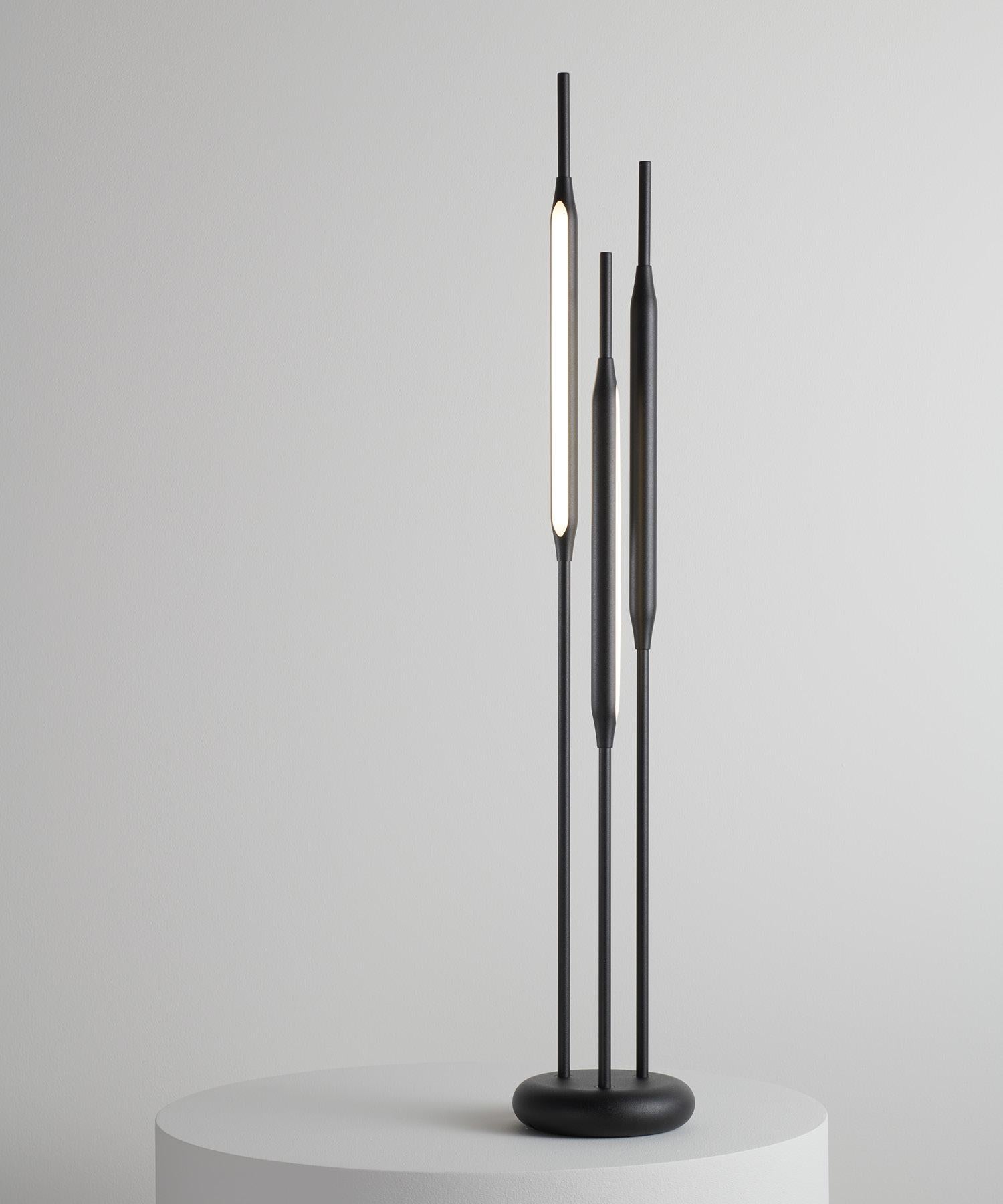 Inspiriert von filigranen, natürlichen Formen, setzen die Reed Table Lights stimmungsvolle Akzente in anspruchsvollen Interieurs.
Einzeln oder in kleinen Gruppen eingesetzt, können sie als Hilfsmittel zur Schaffung einer alternativen Umgebung