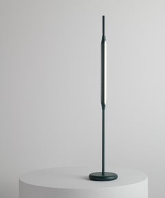 Lampada da tavolo Reed / Small con finitura a polvere verde abete  da Tom Kirk