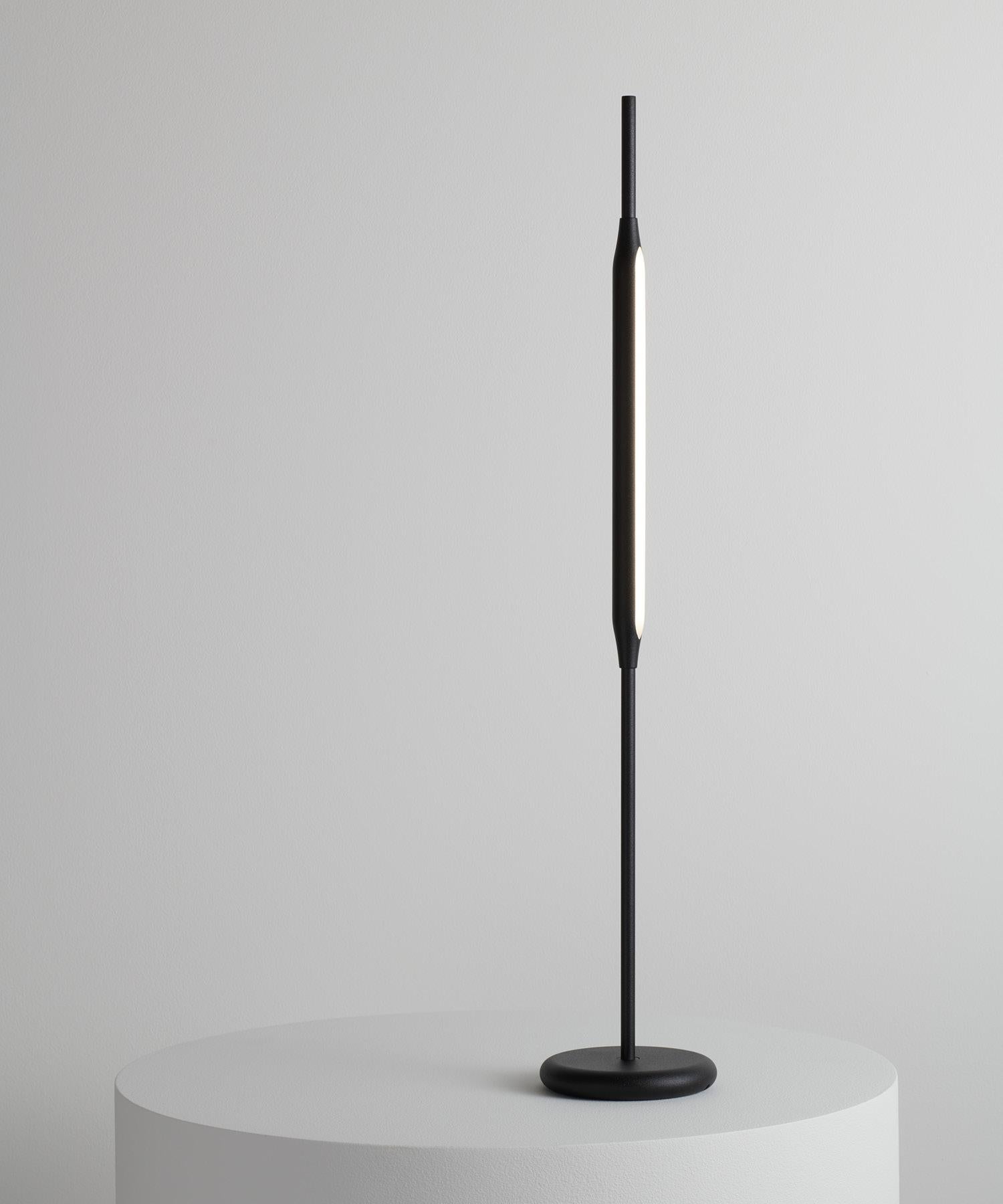 Inspiriert von filigranen, natürlichen Formen, setzen die Reed Table Lights stimmungsvolle Akzente in anspruchsvollen Interieurs.
Einzeln oder in kleinen Gruppen eingesetzt, können sie als Hilfsmittel zur Schaffung einer alternativen Umgebung