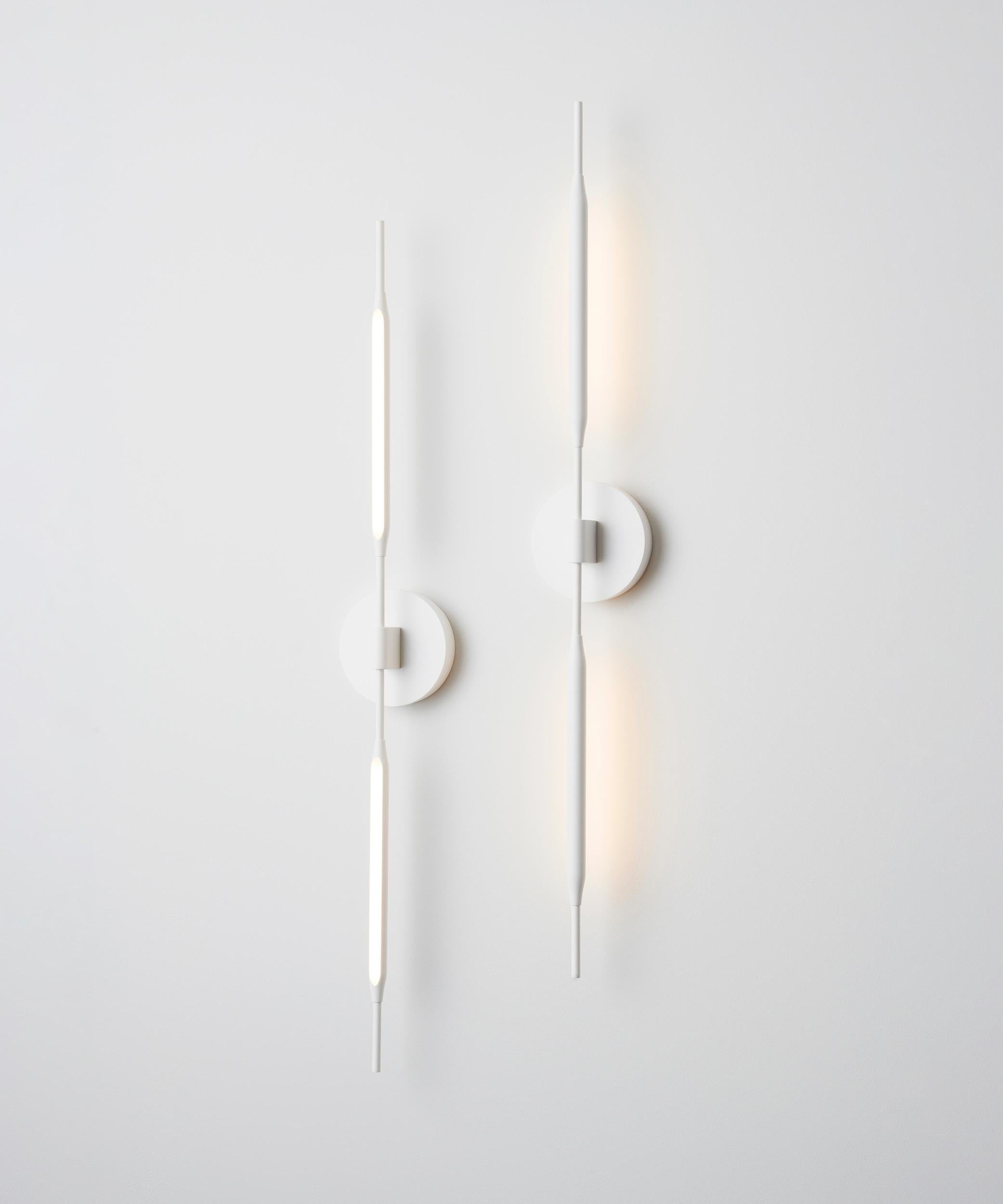 Die Reed Wall Lights sind von schlanken, natürlichen Formen inspiriert und setzen weiche Akzente in der Innenbeleuchtung. In Verbindung mit den tragbaren Reed Luminaire wird ihre Vielseitigkeit mit einer einzigartigen Ästhetik kombiniert. Die