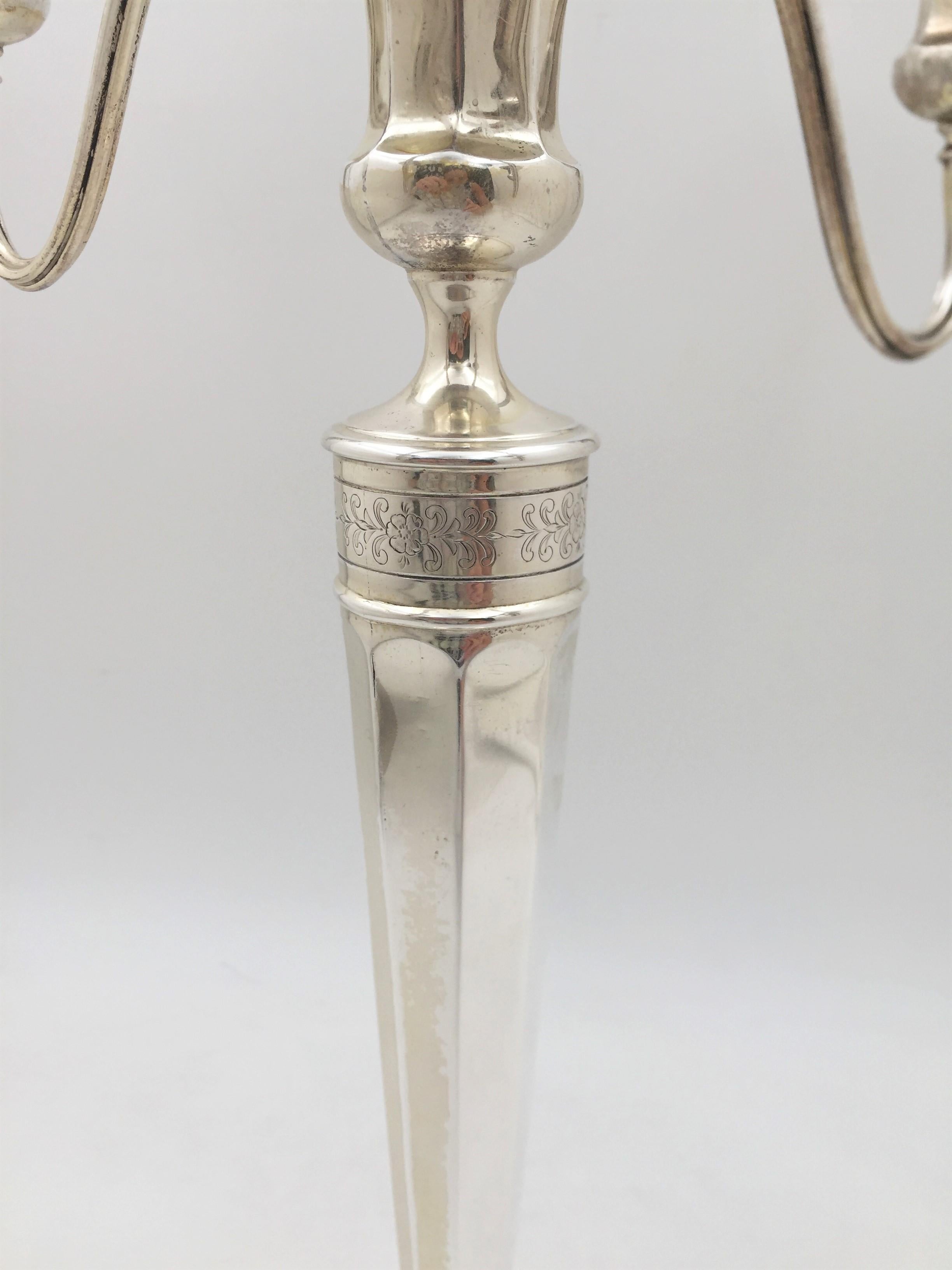 Début du 20ème siècle Paire de candélabres Hepplewhite Art Déco à 5 lumières en argent sterling Reed&Barton, 1907 en vente