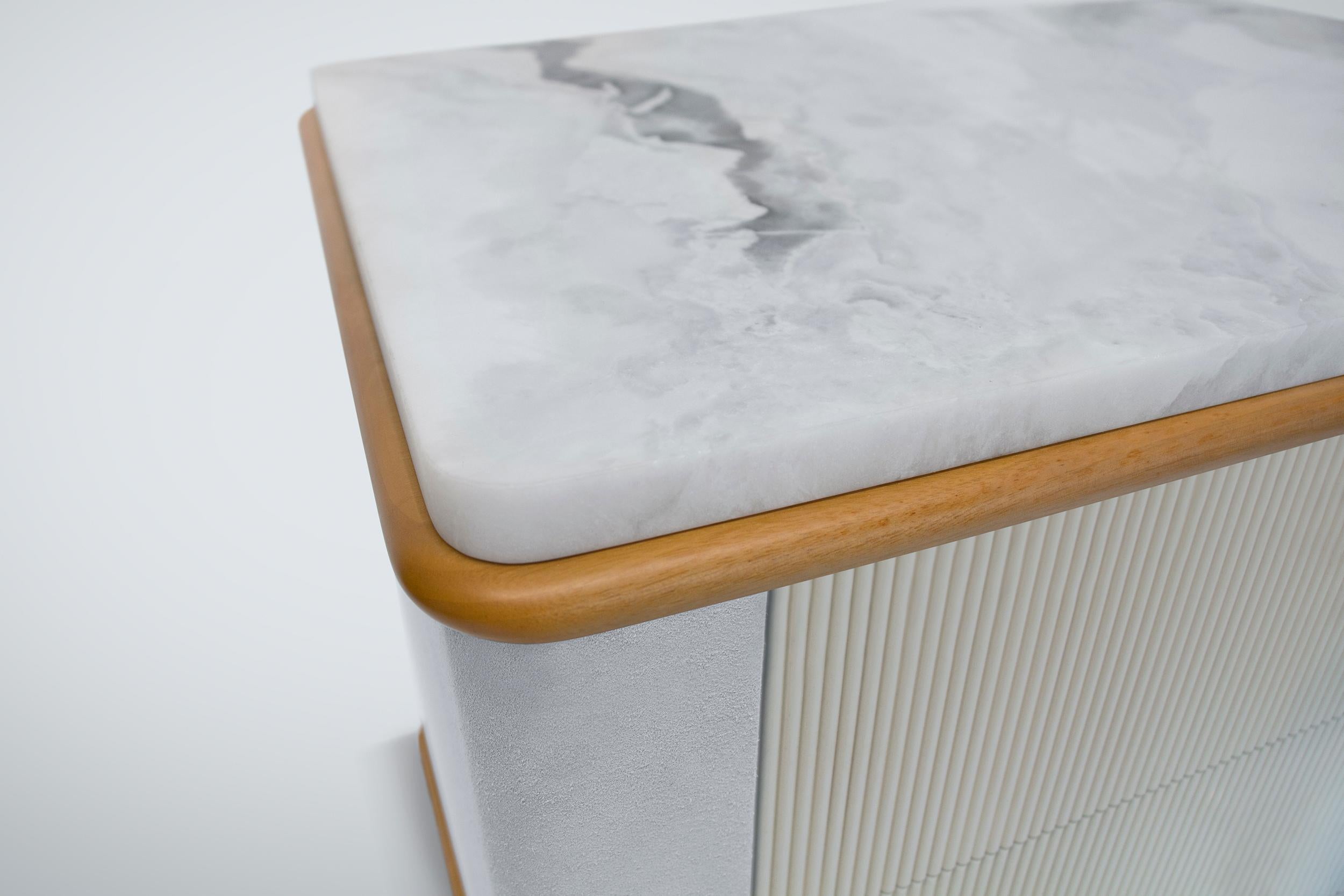 Américain Table de chevet Bancroft cannelée en noyer, marbre et laiton par Chapter & Verse en vente