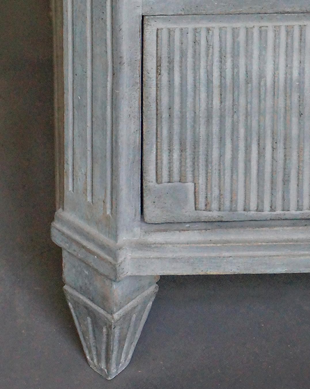 Reeded Chest of Drawers in the Neoclassical Style In Good Condition In Great Barrington, MA