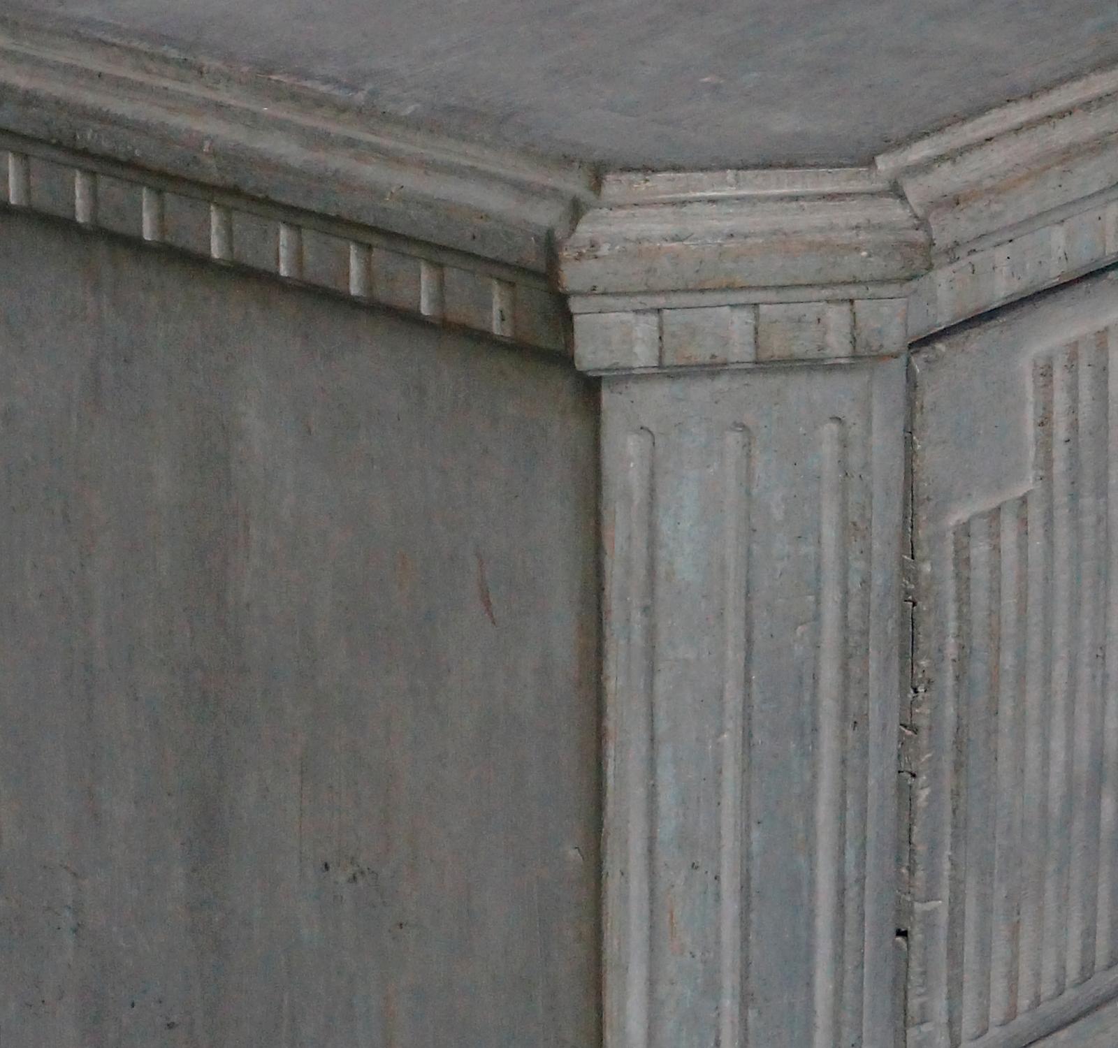 Reeded Chest of Drawers in the Neoclassical Style In Good Condition In Great Barrington, MA