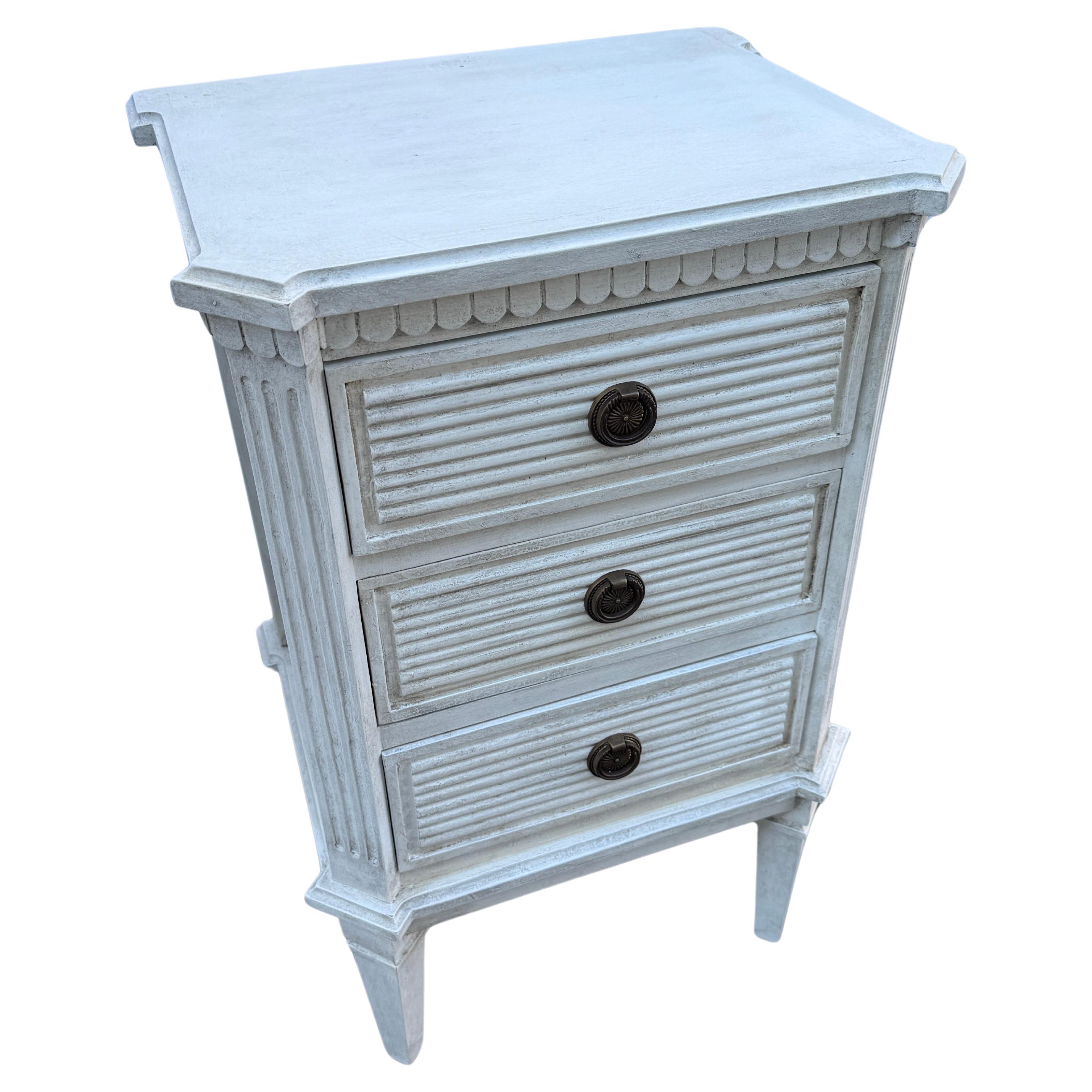 Reeded Gustavian Style Commode Nightstand Chest of Drawers  In Good Condition For Sale In Haddonfield, NJ