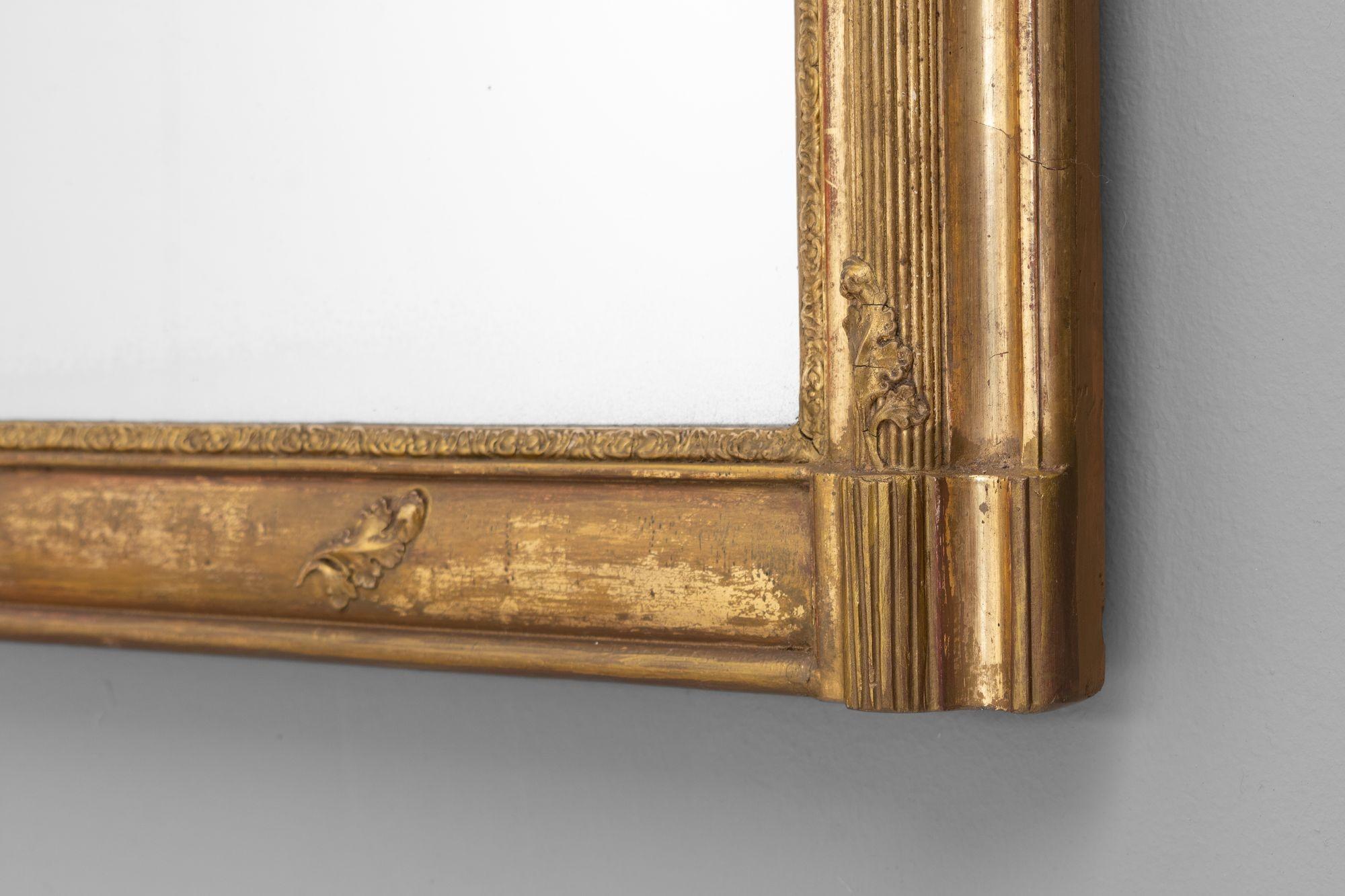 Specchio sovramontato con bordi ribattuti, decorazione a nastro e targhetta originale. Francia, circa 1860.

H. 149 cm x L. 93,5 cm x P. 6 cm

Contattaci per un preventivo di spedizione accurato.