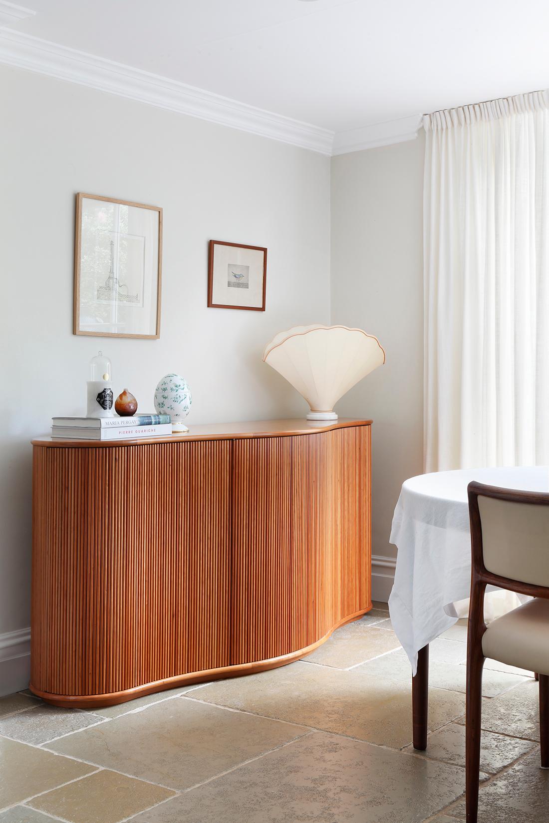 Credenza ondulata su misura disegnata da The Two Paths e realizzata in ciliegio americano. Gli interni, le dimensioni e l'alesaggio possono essere adattati a richieste specifiche.

Non esitare a metterti in contatto con noi. Ogni articolo è