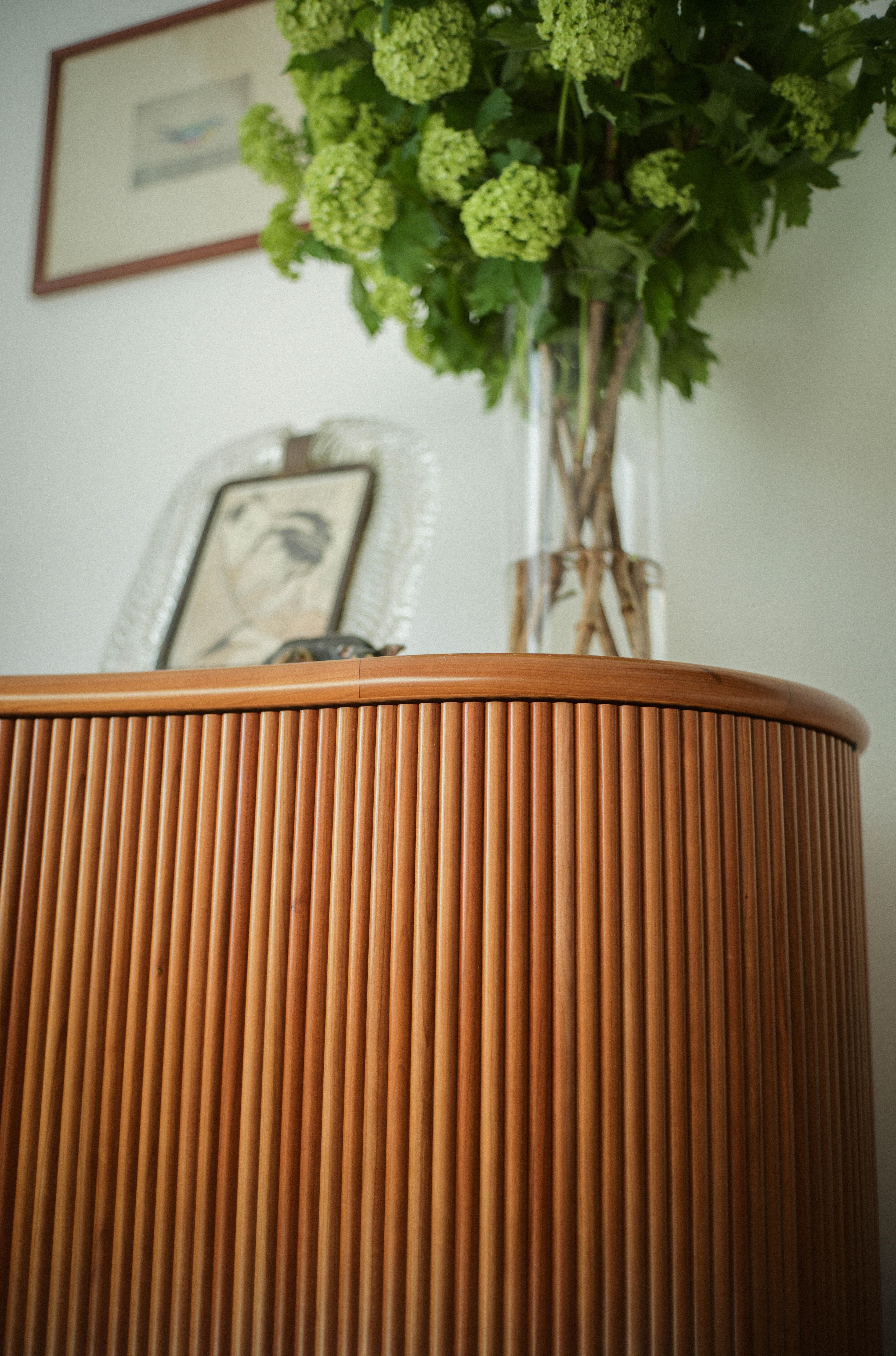 Organico moderno Credenza ondulata in canna di The Two Paths in vendita