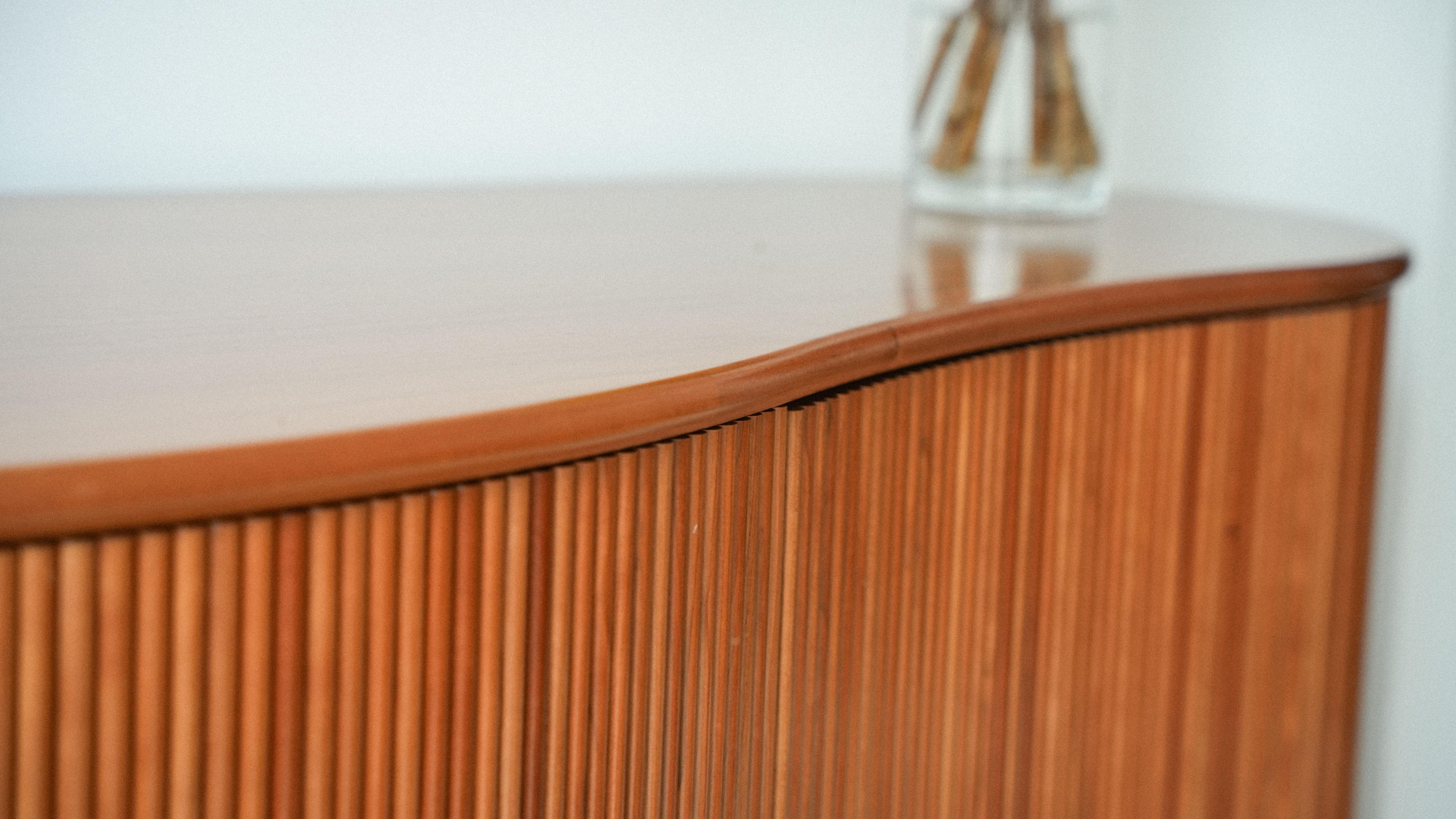 Europeo Credenza ondulata in canna di The Two Paths in vendita