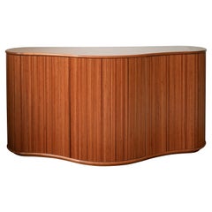 Credenza ondulata in canna di The Two Paths