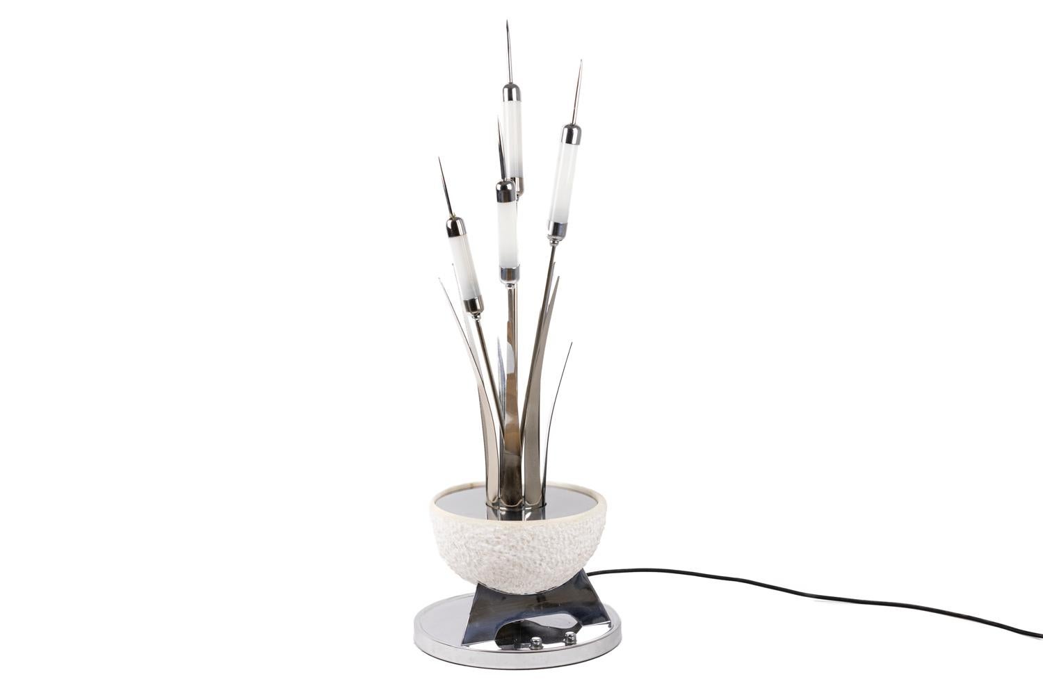 Lámpara Reeds de metal cromado y alabastro que figura una estilizada corona de juncos de metal cromado y Lucite blanco plantada en una semiesfera de alabastro blanco. Trípode y base triangular que se apoyan sobre una base circular de metal