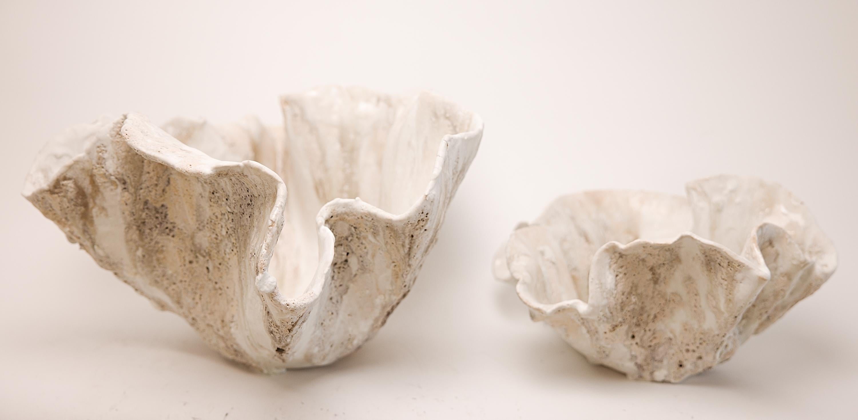Descubre la incomparable belleza del Vaso Abierto Blanco Tonos Cálidos Serie Arrecife- 15