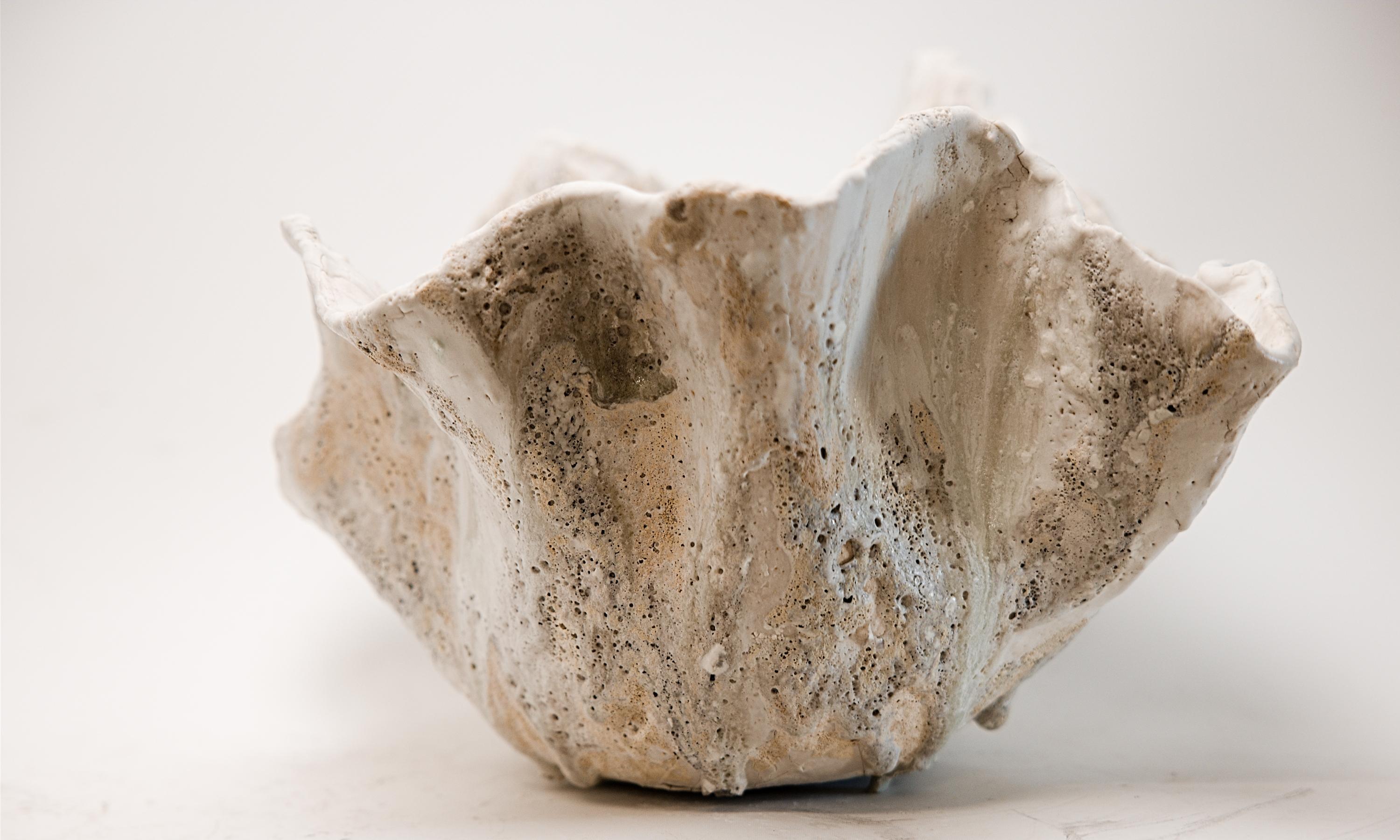 Descubre la incomparable belleza del Vaso Abierto Blanco Tonos Cálidos Serie Arrecife- 15