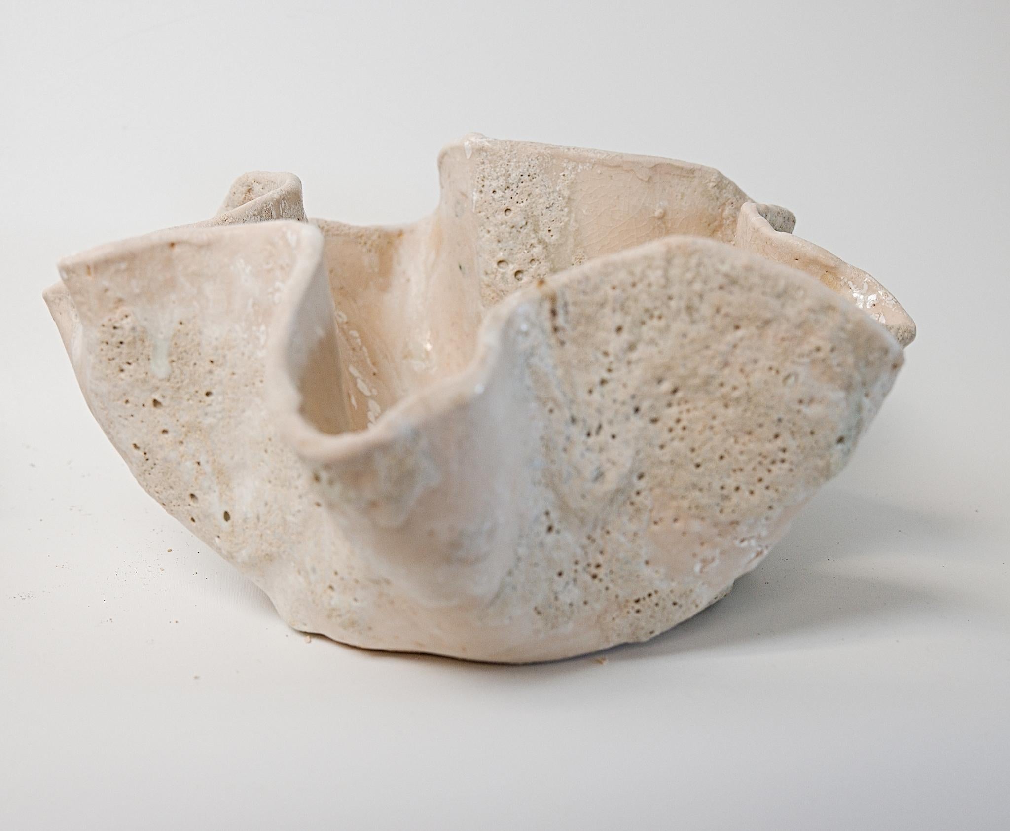 Scopri l'impareggiabile bellezza della serie Reef Open Vessel-VI in tonalità scure e calde presso gli Studi Shine. Questo vaso o ciotola in ceramica fatto a mano per l'arredamento d'interni presenta un'incredibile miscela di smalti testurizzati,