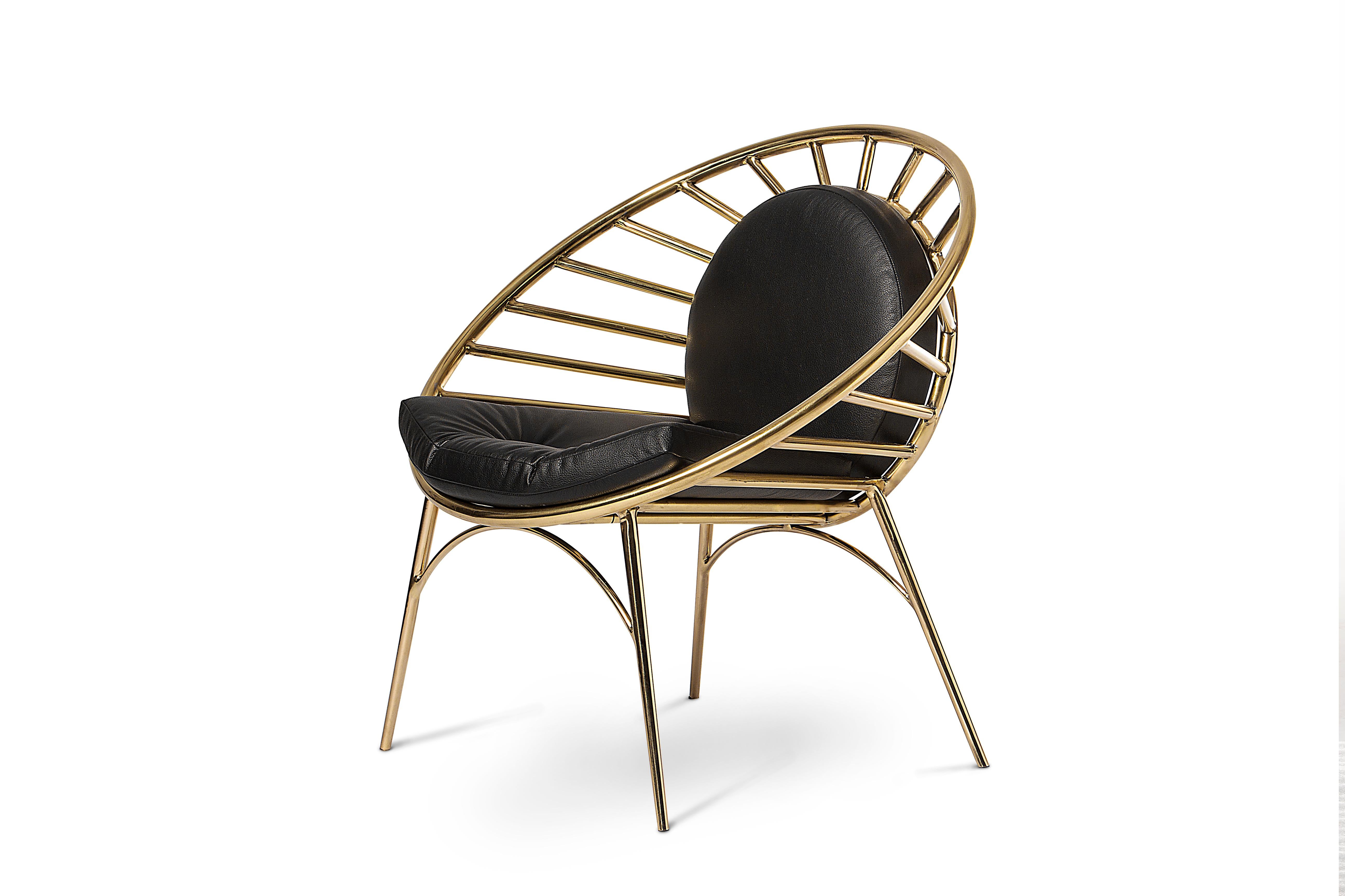 Reeves is an accent chair that could easily be considered a piece of futuristic furniture, due to its edgy and stylish design. The chair-back and legs are made of a tubular brass structure, simulating a crescent bow on the back, typical of Windsor