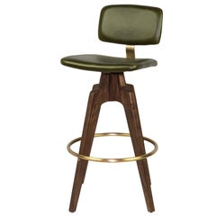 Tabouret de bar ou de comptoir pivotant Reeves avec pieds en noyer teinté de frêne et finition en laiton. 