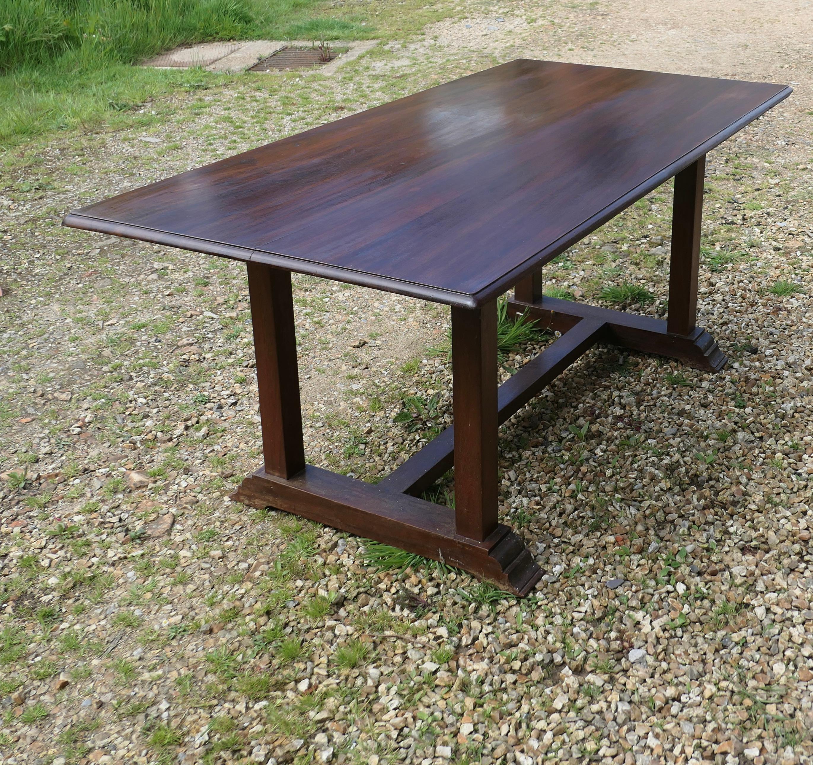 Table danoise en bois fruitier de style réfectoire
 
Il s'agit d'une belle table de réfectoire, le plateau de la table est solide avec un bord moulé, il a une patine charmante pleine de caractère avec un aspect vraiment superbe, la base de la table