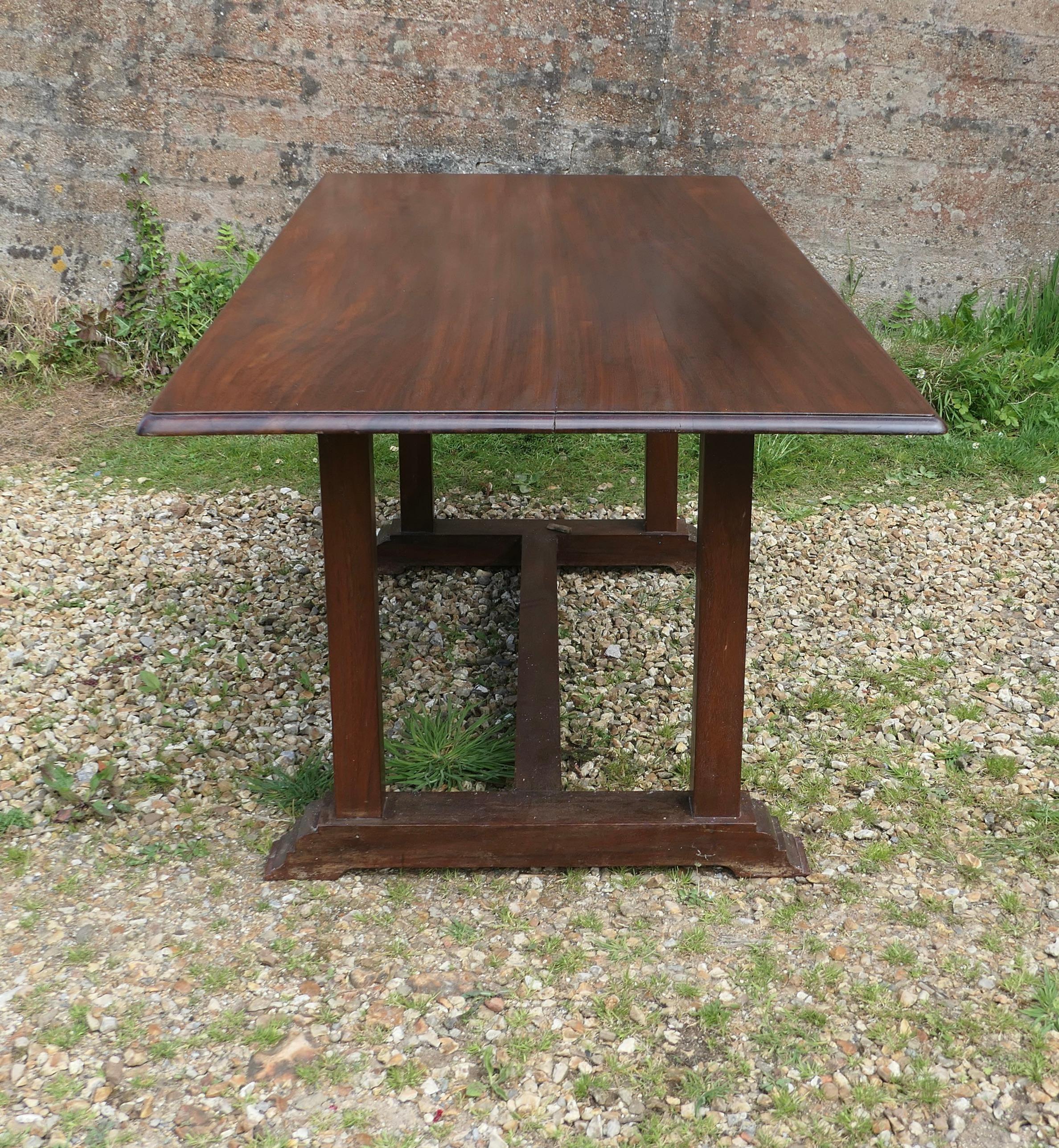 Mid-Century Modern Table danoise en bois fruitier de style réfectoire en vente