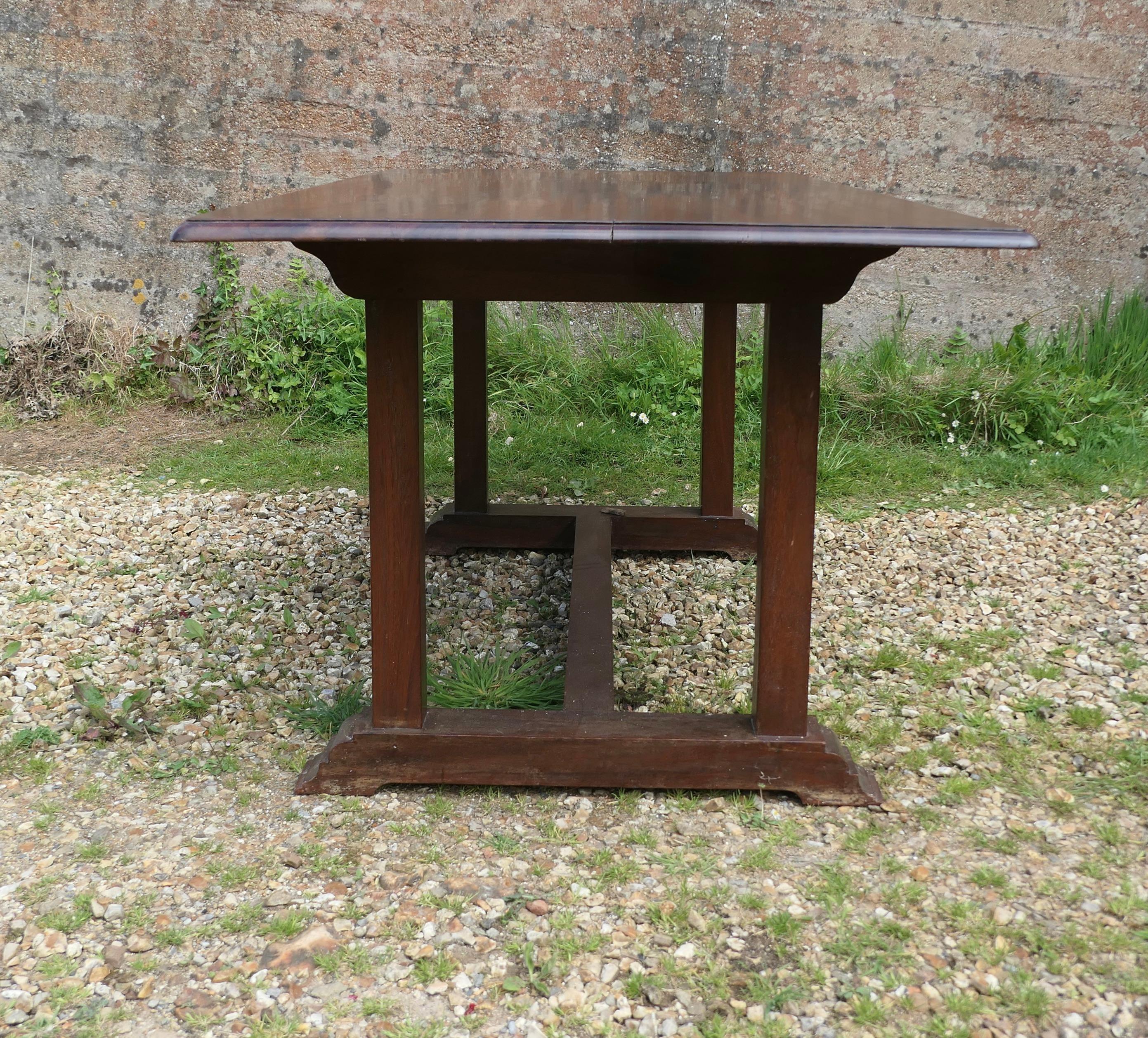 Table danoise en bois fruitier de style réfectoire Bon état - En vente à Godshill, Isle of Wight