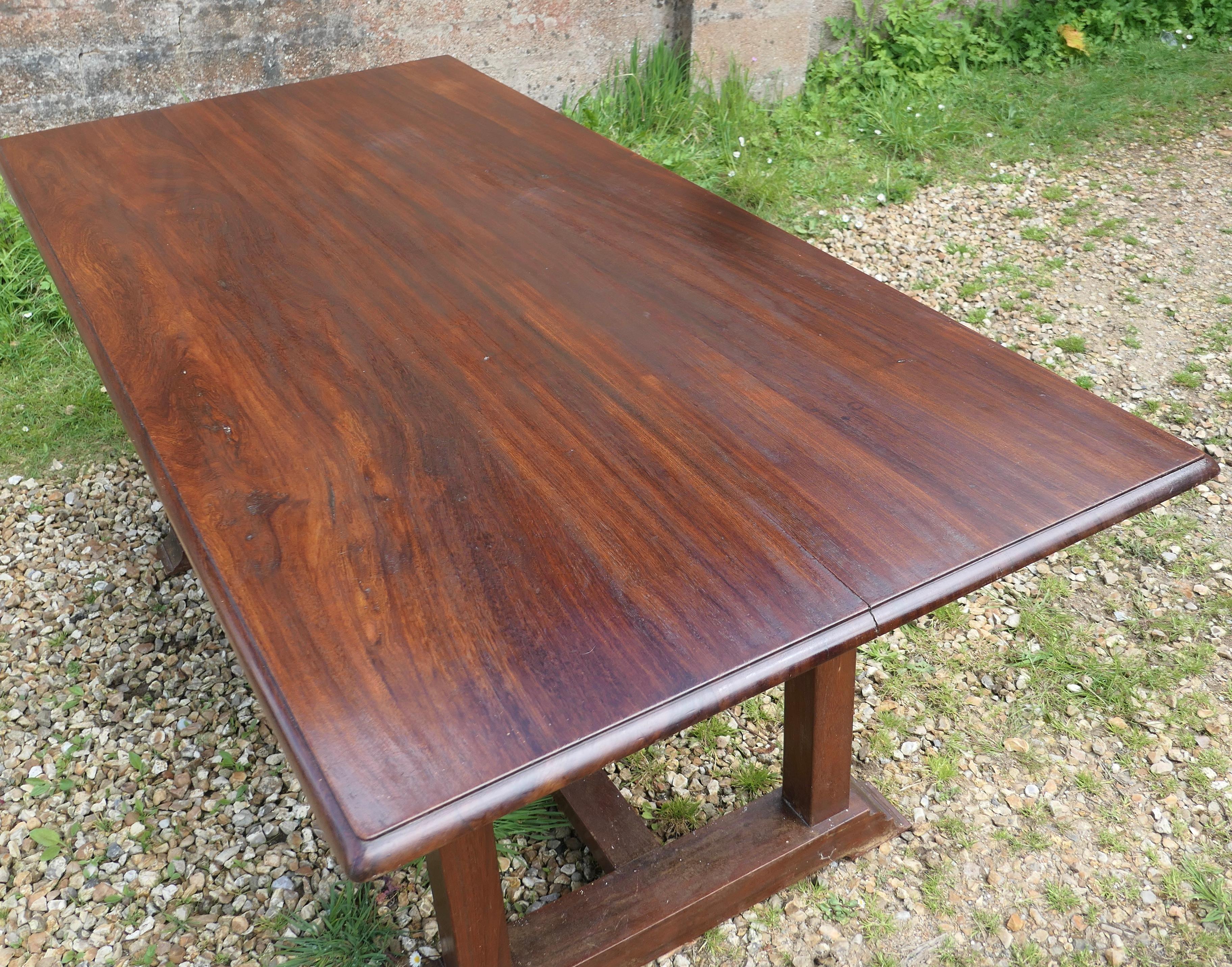 Fruitiers Table danoise en bois fruitier de style réfectoire en vente