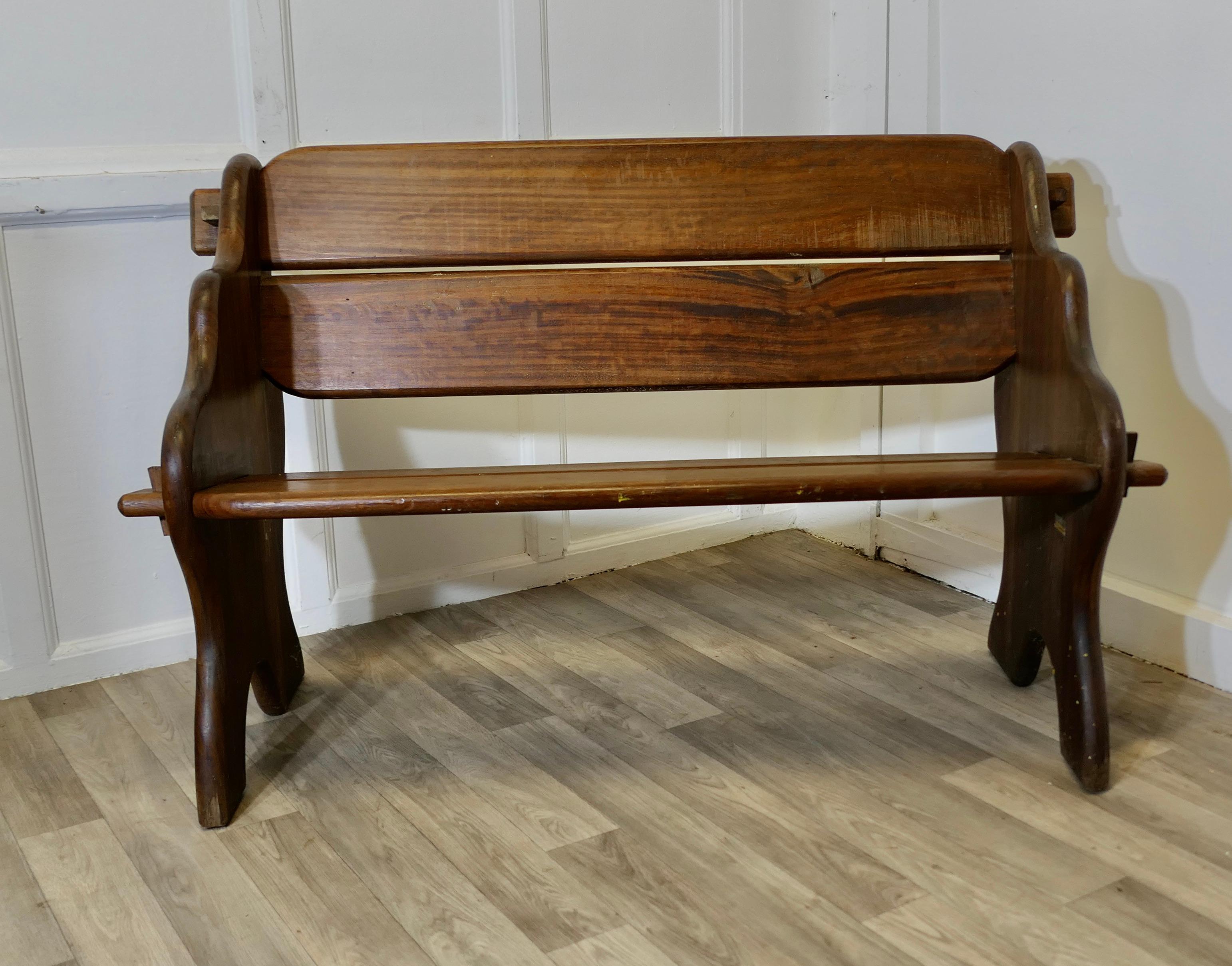 Banc ou banc en teck de style réfectoire
 
Le banc est une pièce de qualité lourde, fabriquée en teck épais. Les côtés ont le dossier et l'assise encastrés et maintenus par des chevilles.
Le banc est en bon état et fonctionnerait bien à l'intérieur