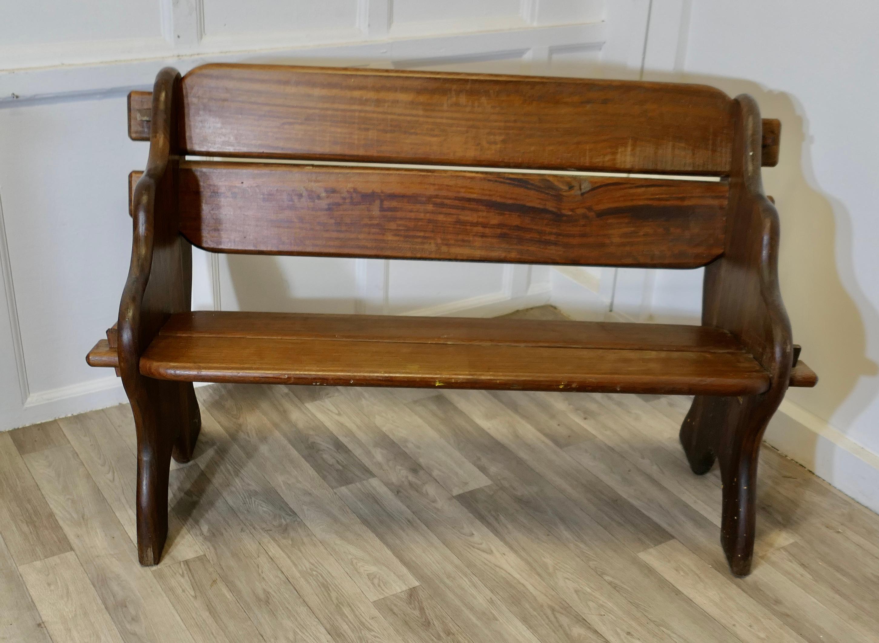Country Banc ou banc en teck de style réfectoire   The bench est une pièce de grande qualité. en vente