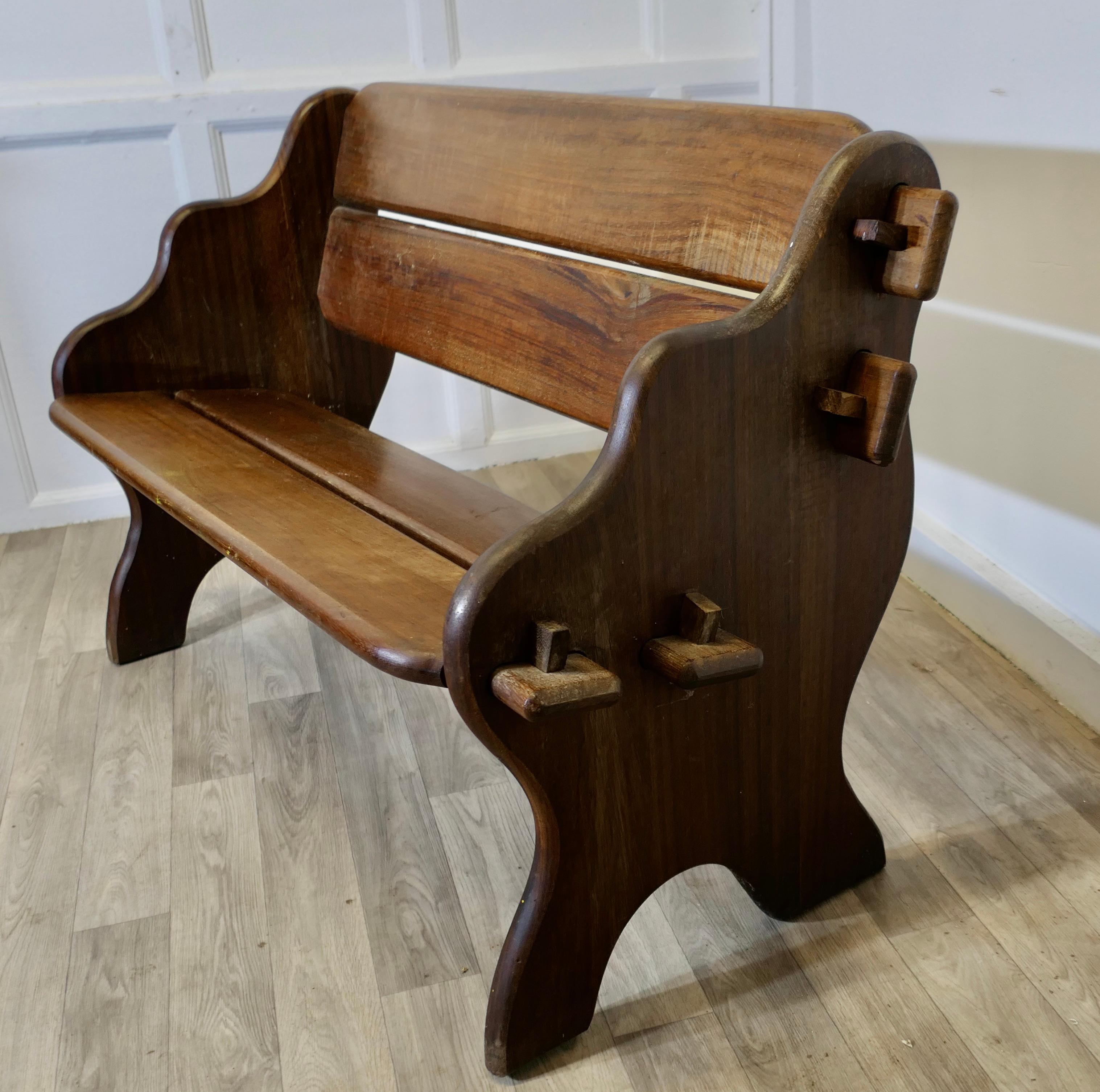 Banc ou banc en teck de style réfectoire   The bench est une pièce de grande qualité. Bon état - En vente à Godshill, Isle of Wight