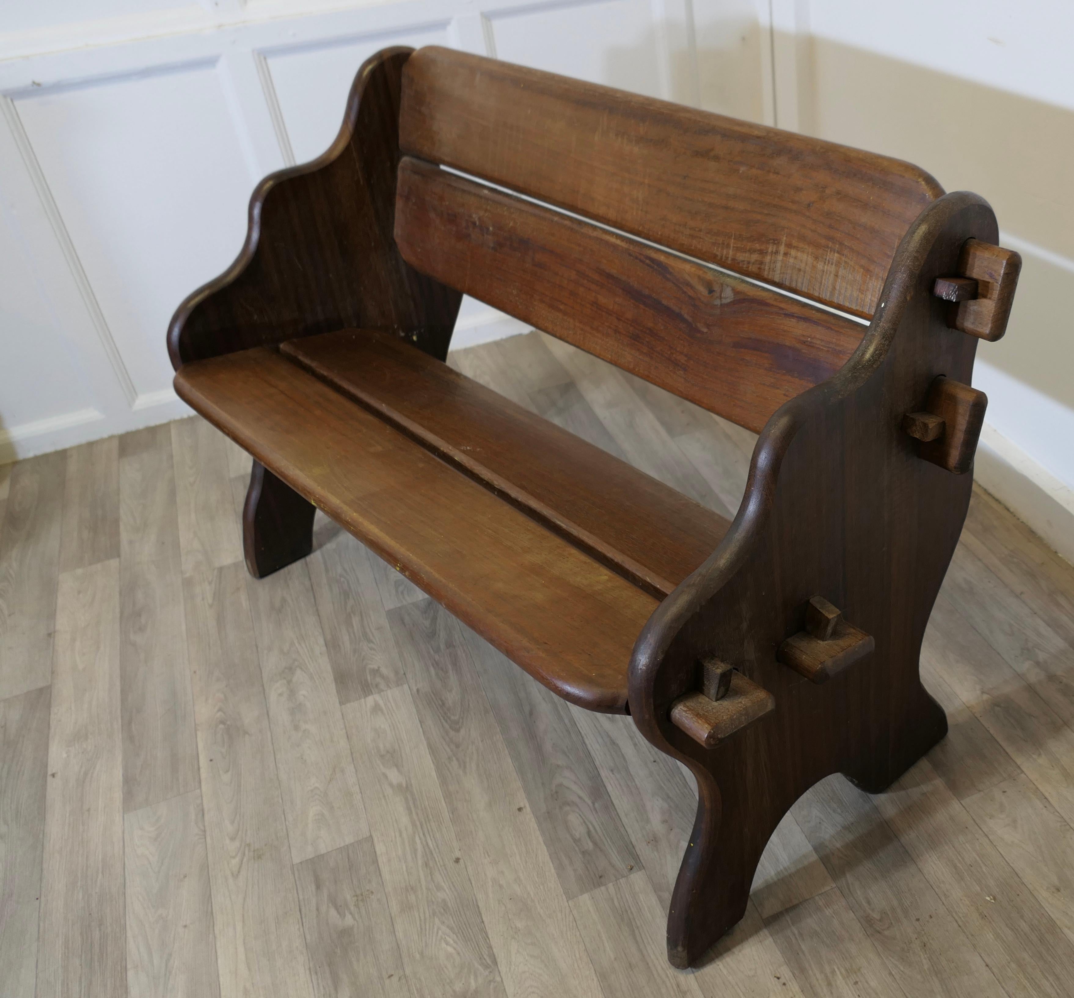 Fin du 20e siècle Banc ou banc en teck de style réfectoire   The bench est une pièce de grande qualité. en vente