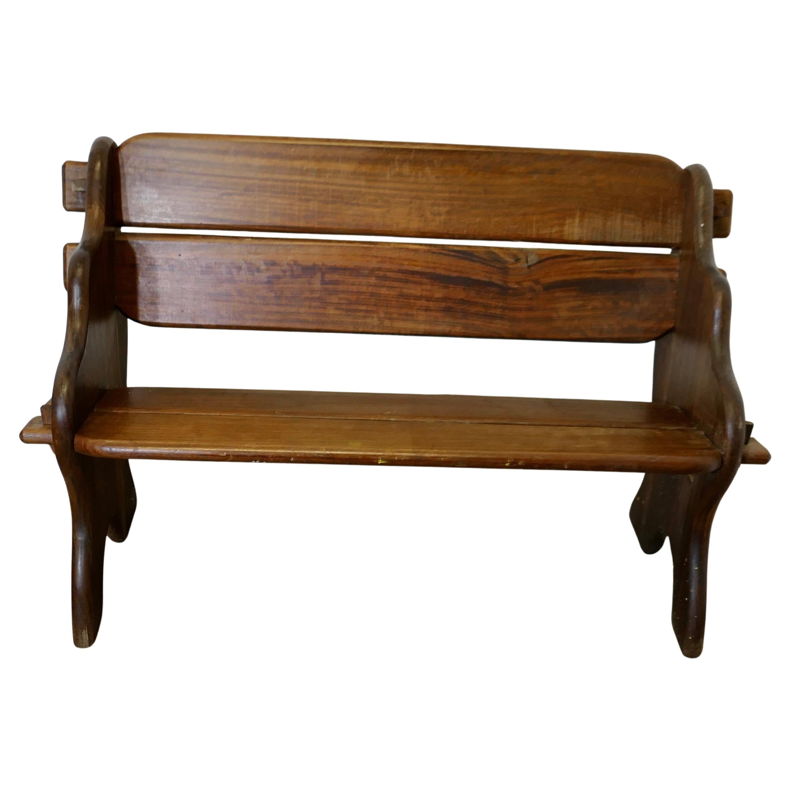 Banc ou banc en teck de style réfectoire   The bench est une pièce de grande qualité. en vente