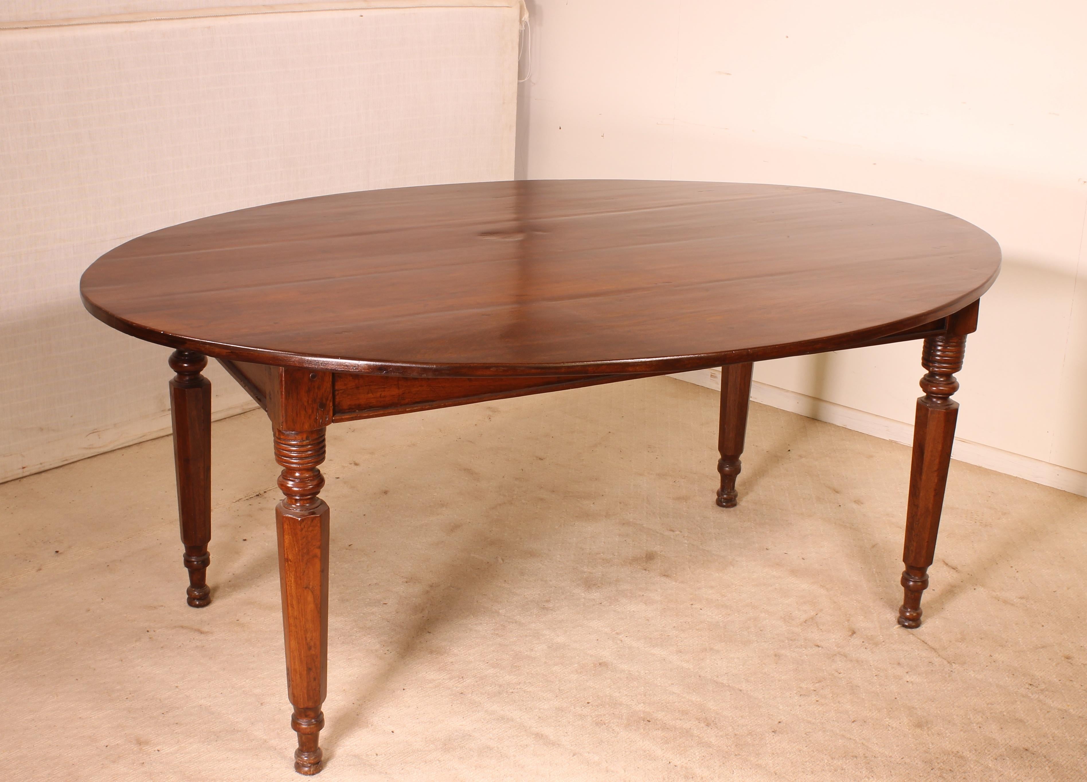 A fine 19th century farmhouse table of elliptical shape
Very nice table that has an unusual shape, which allows the seating of 10 people while keeping a size not too big.

The table has a beautiful patina and is in colonial wood.
Beautiful table