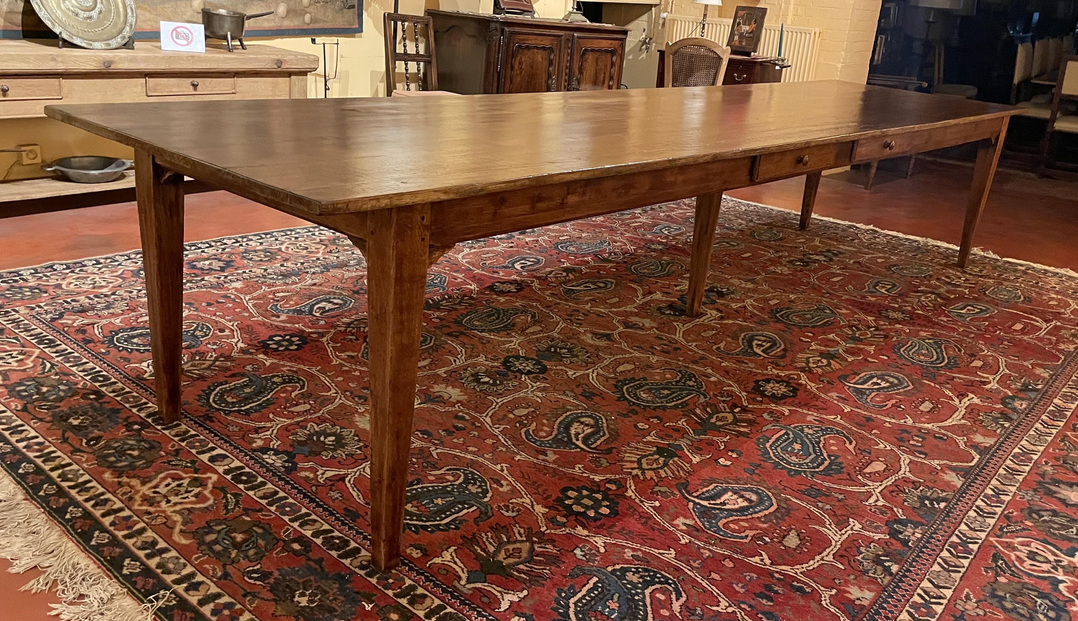 superb large 19th century refectory table in oak from France (Vendée region) of 4 meter long

very beautiful top with a superb patina and an exceptional width of 97cm which is exceptional and necessary given the large size of the table
4-drawer in