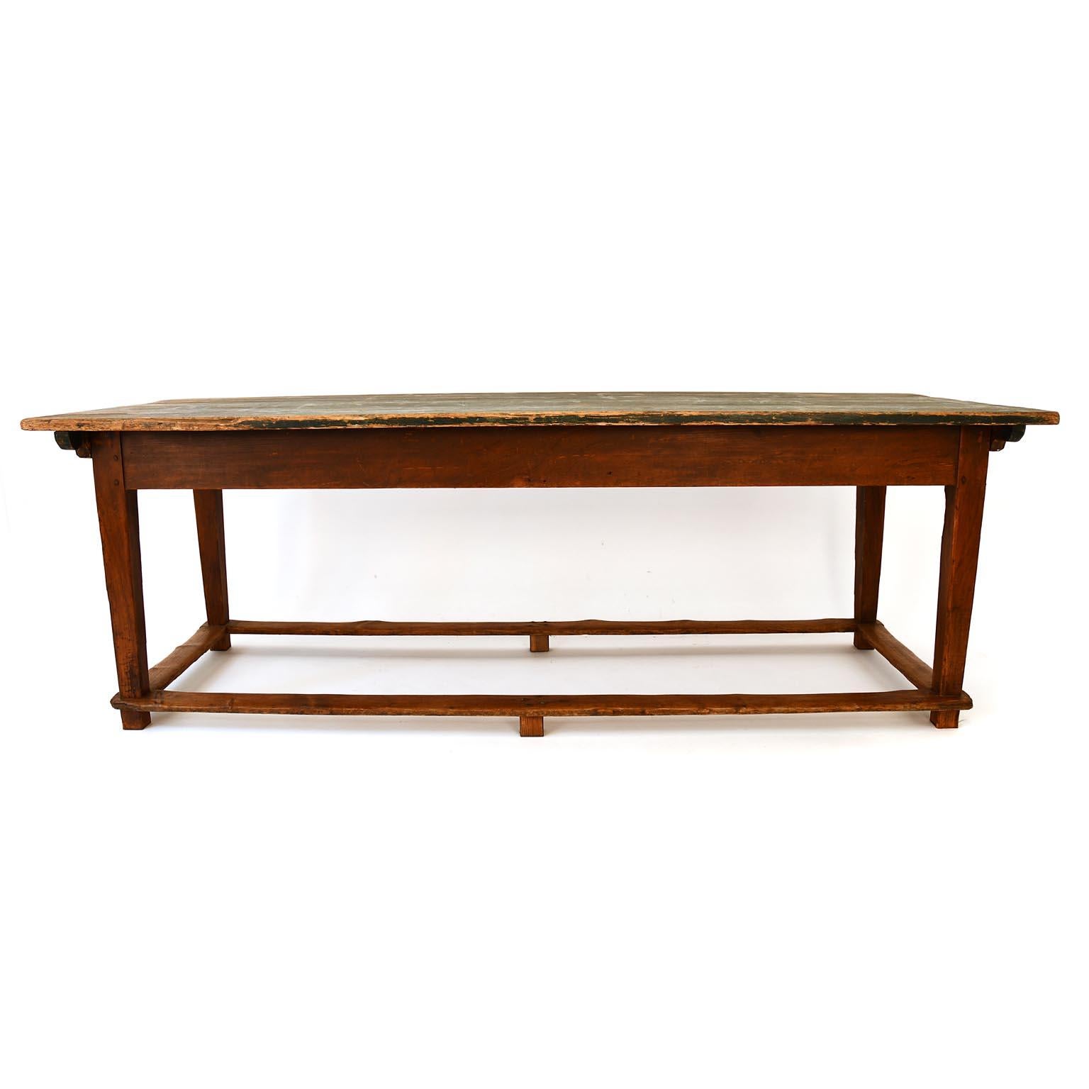 French Refectory table from the beginning of the 20th century. The table top is ridged into the frame. On one long side of the table you can see the ridge. On the other side you can´t. (see images marked with an arrow) The legs which taper conically