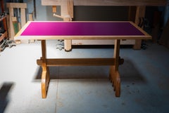 Organischer moderner Tisch aus massiver Eiche, rosa Formica-Platte, handgefertigt von Loose Fit, UK