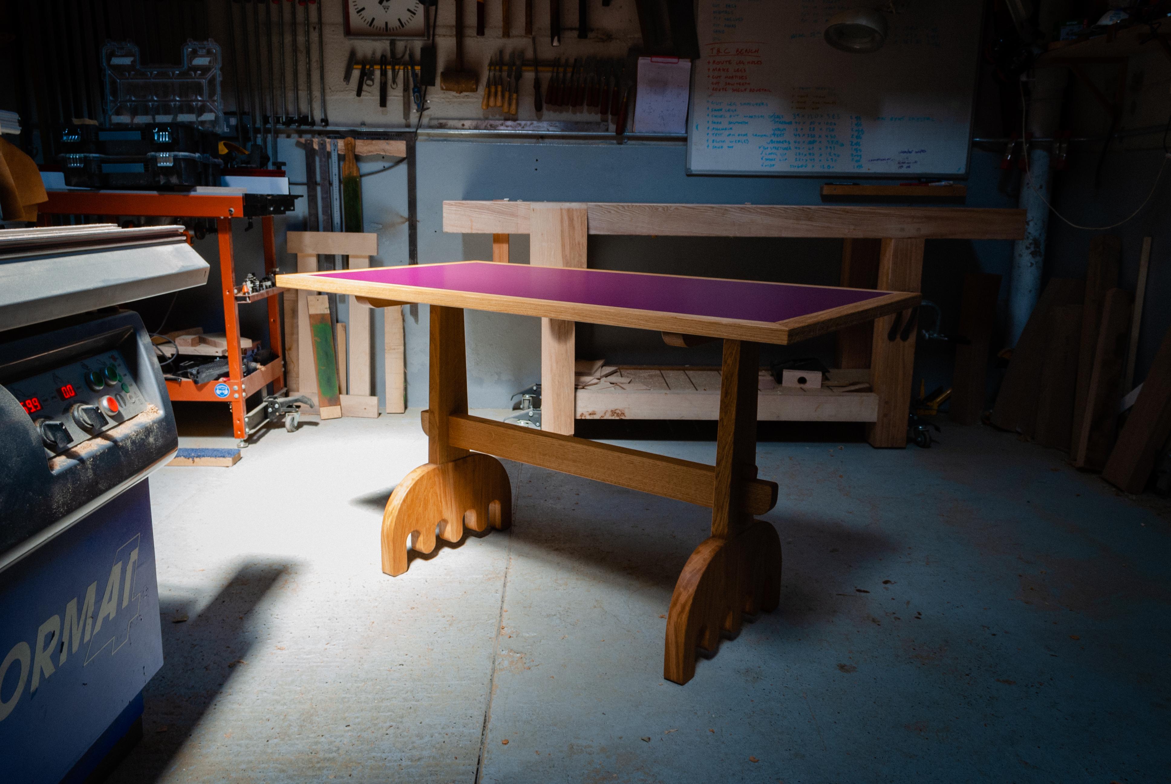 Mesa moderna orgánica, roble macizo, tablero de fórmica rosa, hecha a mano por Loose Fit, Reino Unido Británico en venta