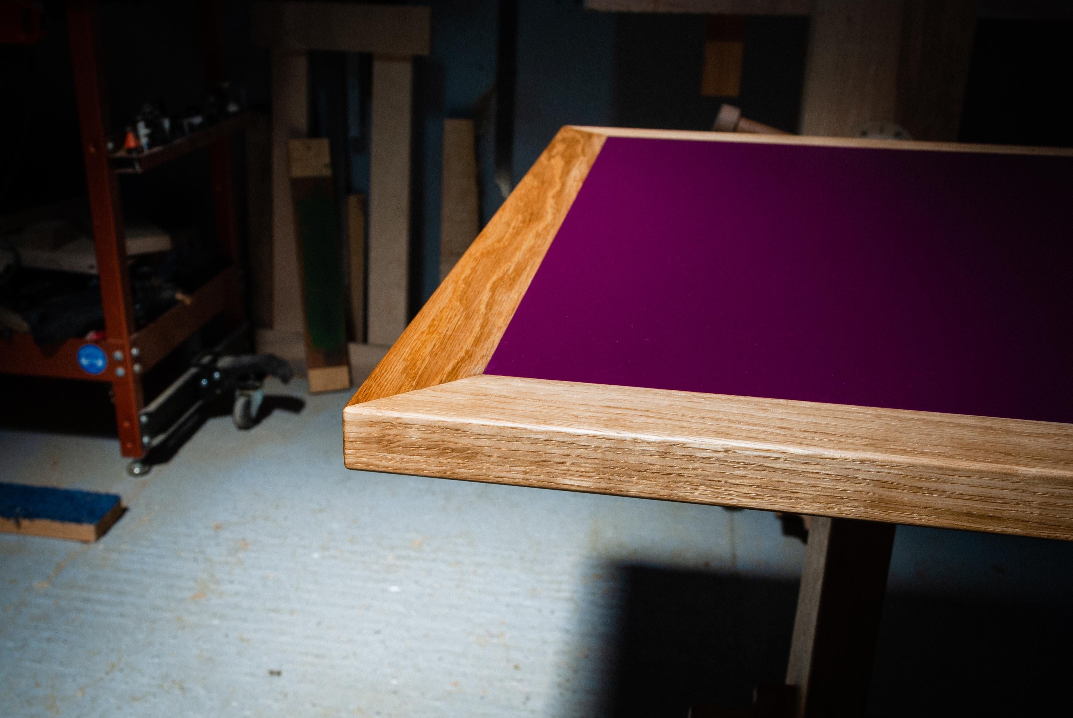 Mesa moderna orgánica, roble macizo, tablero de fórmica rosa, hecha a mano por Loose Fit, Reino Unido Carpintería en venta