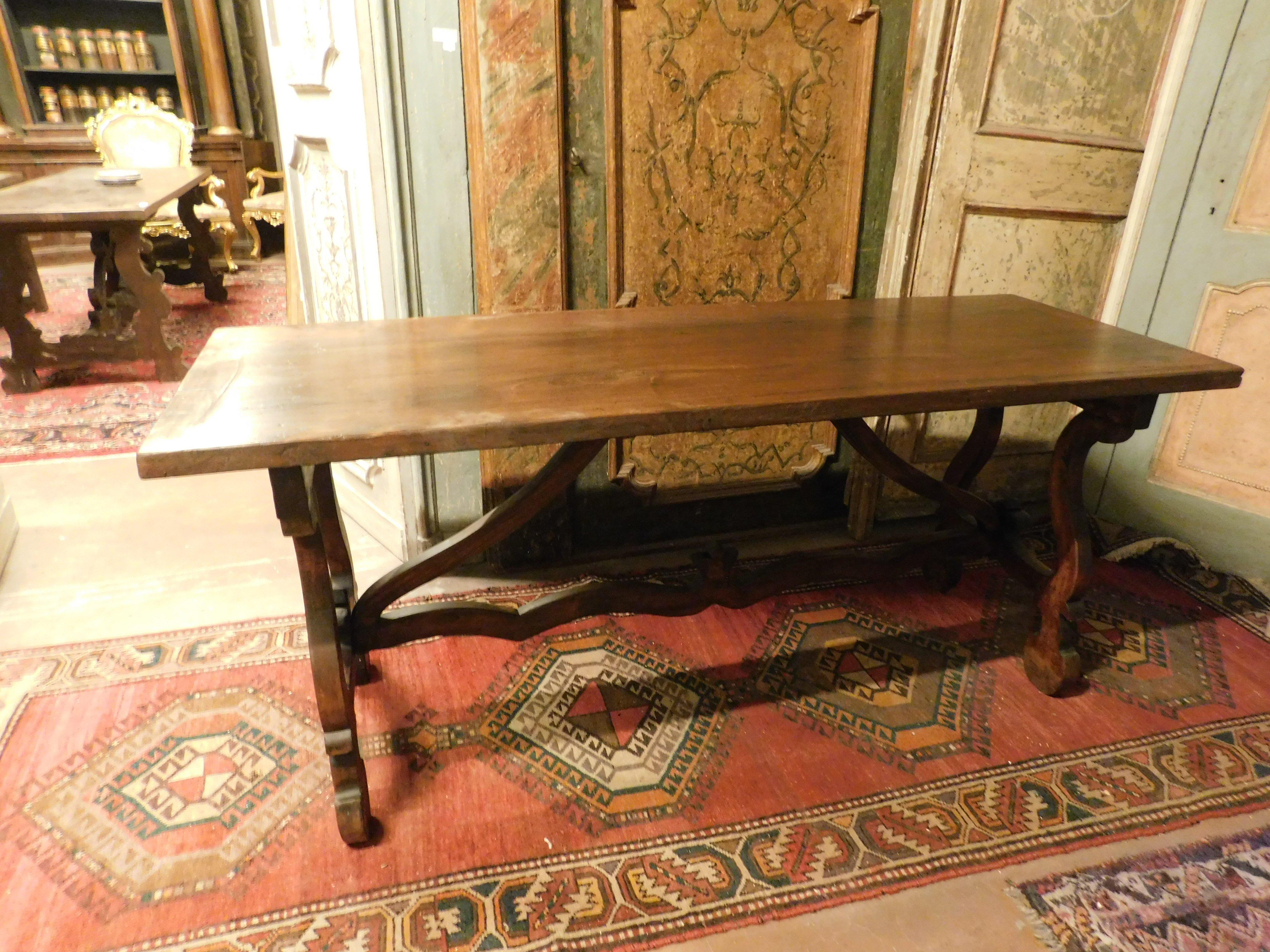 Old antique refectory table with wavy legs in solid wood, made of mixed oak and walnut wood, built in Spain, from the 19th century, suitable for a dining room or as an important office table, good dimensions, ideal with modern contrasting chairs of