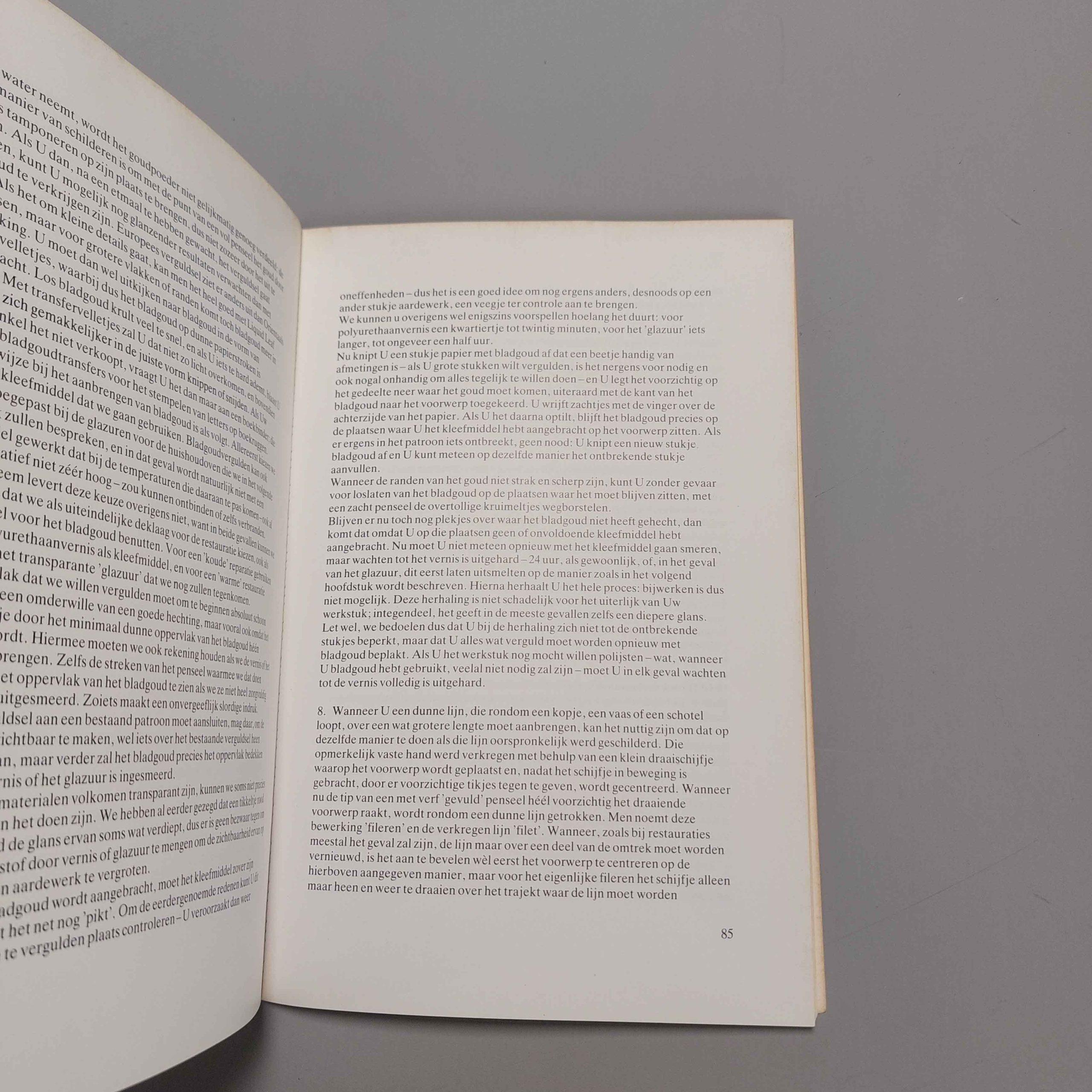 Libro in lingua olandese sul restauro della porcellana. Leggere con google translate

Il padre del mobile di porcellana

Metodi di restauro moderni per porcellana, terracotta e cloisonné

R. Hageman