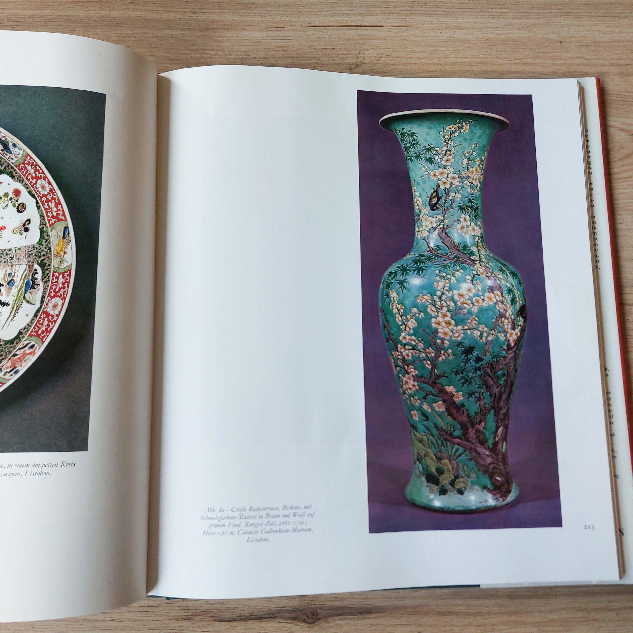 Beurdeley, Cecil et Michele

320 pages avec 111 images couleur collées, plus de 300 dessins et images en noir et blanc, 12 planches chronologiques et 7 cartes.
L'objectif de cet ouvrage est de donner une vue d'ensemble de la céramique chinoise, sur